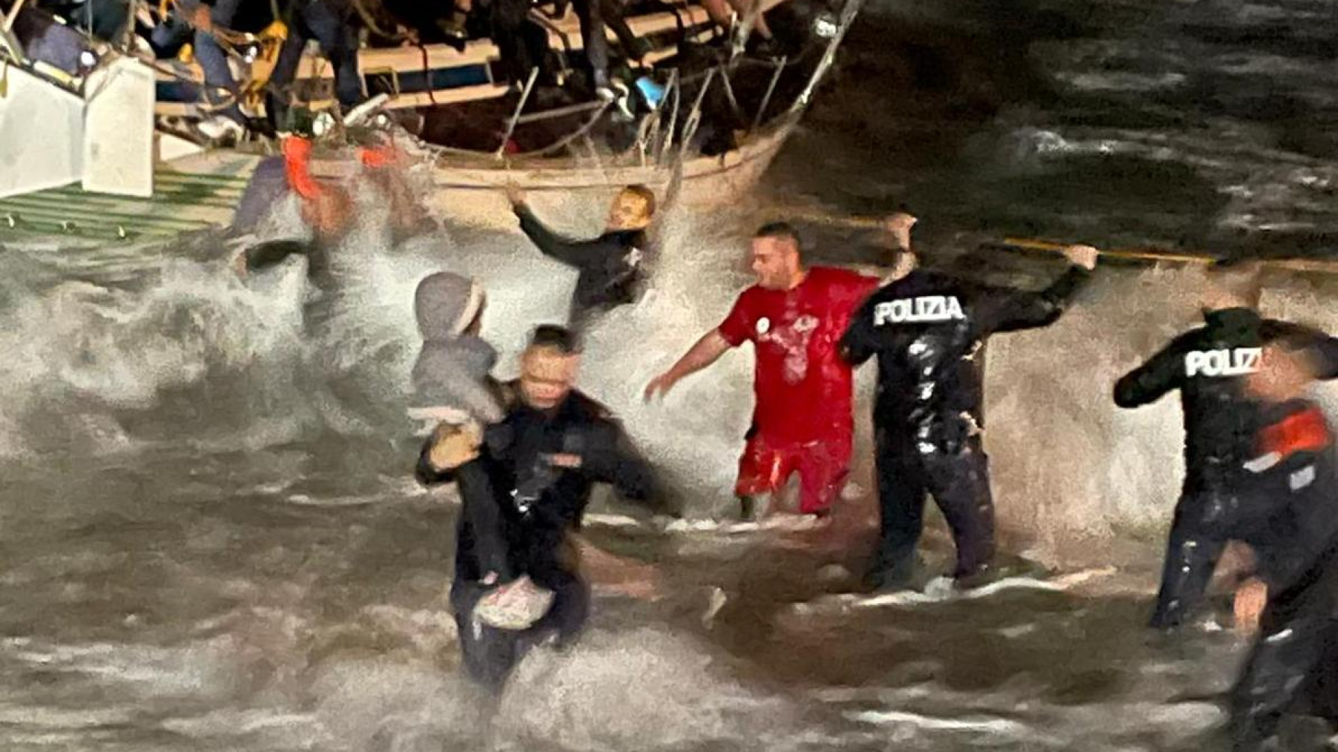 Immagine di Il poliziotto tra le onde: quei bimbi salvati dal mare, come miei figli