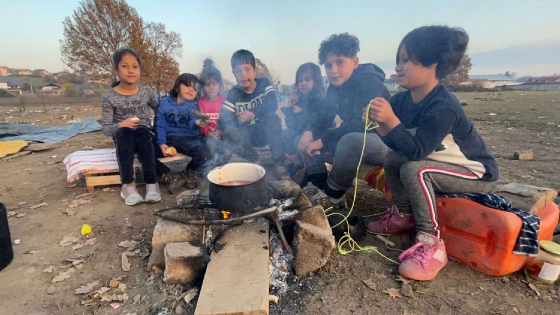 Immagine di Aerei Ue a caccia di profughi e ruspe per scacciare le famiglie