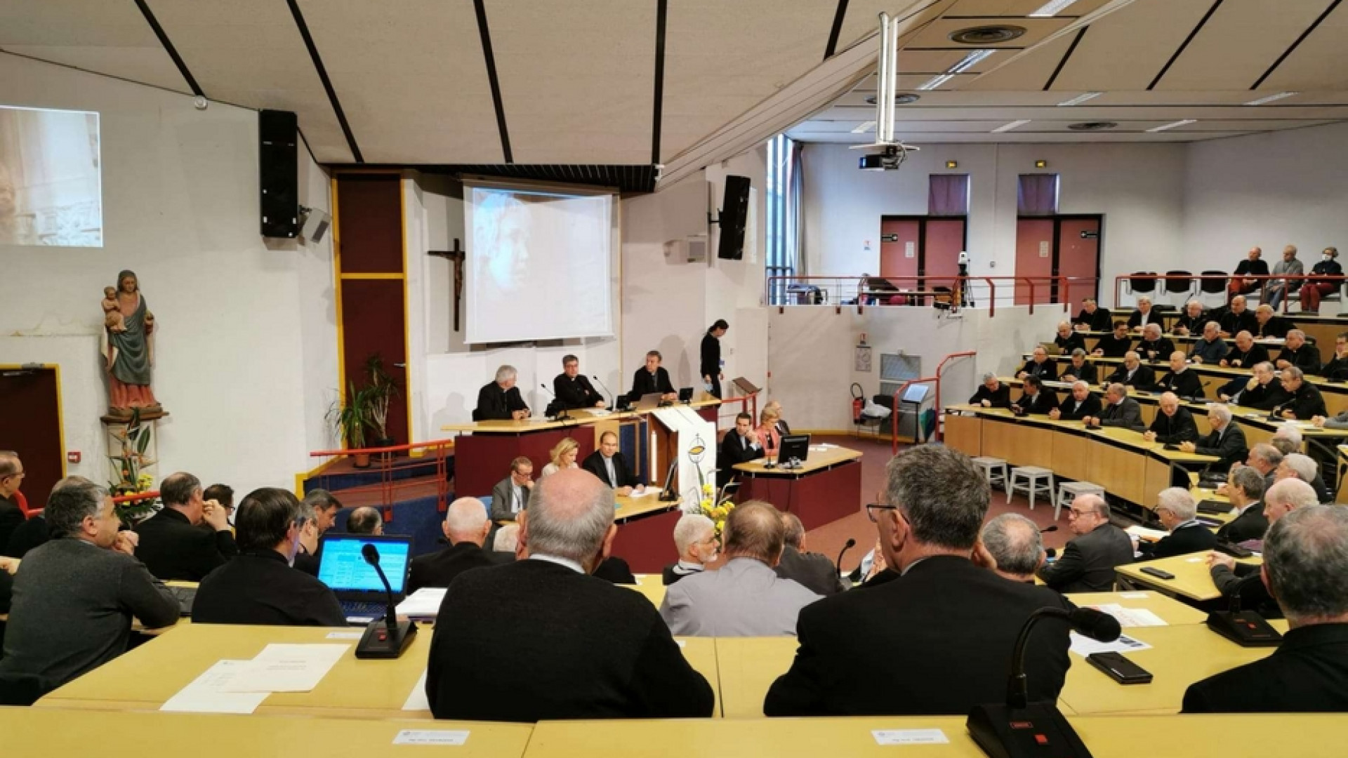 Immagine di I vescovi francesi chiedono aiuto al Papa e promettono risarcimenti