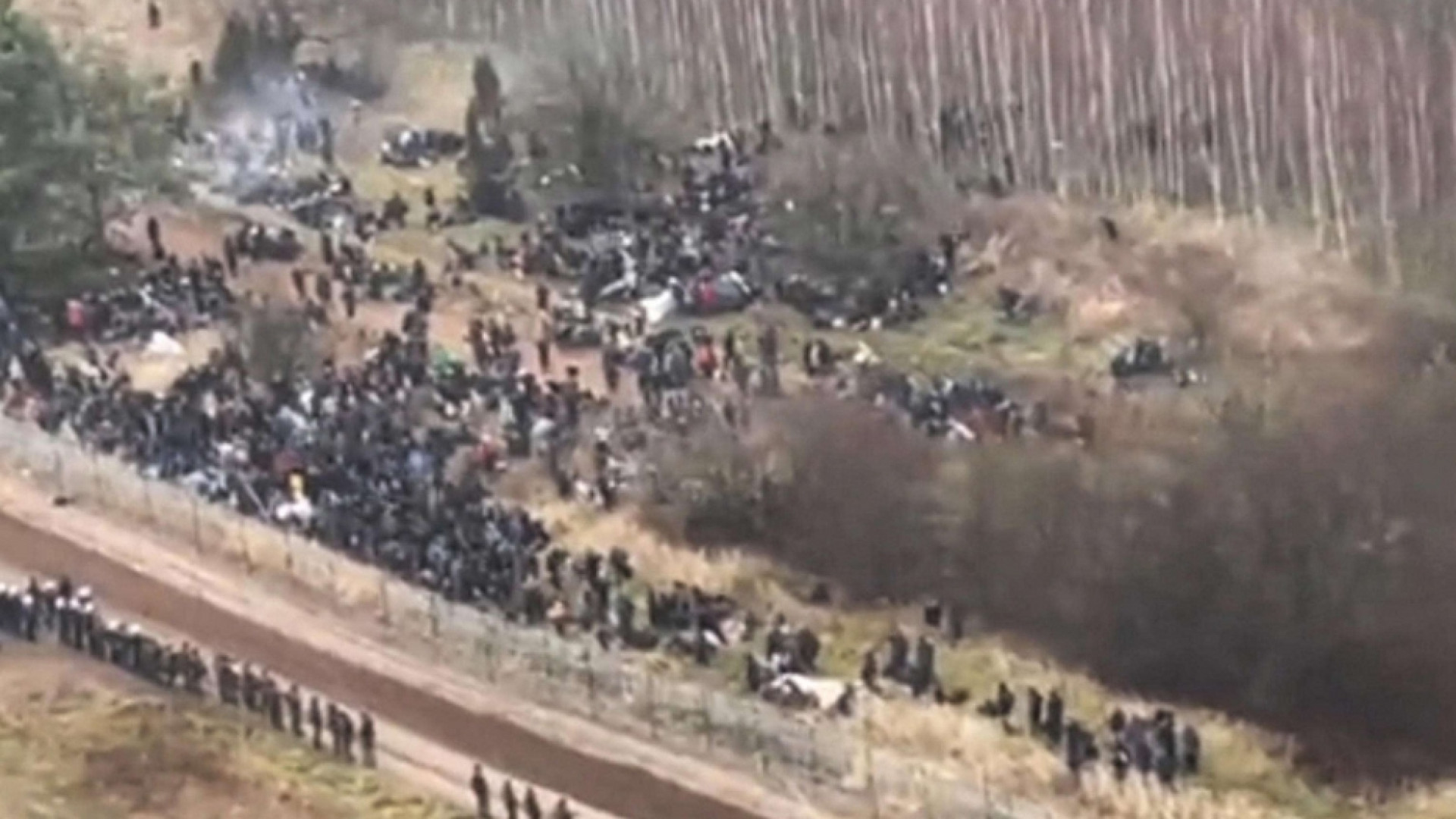 Immagine di La Bielorussia ammassa i profughi al confine, le truppe polacche li respingono
