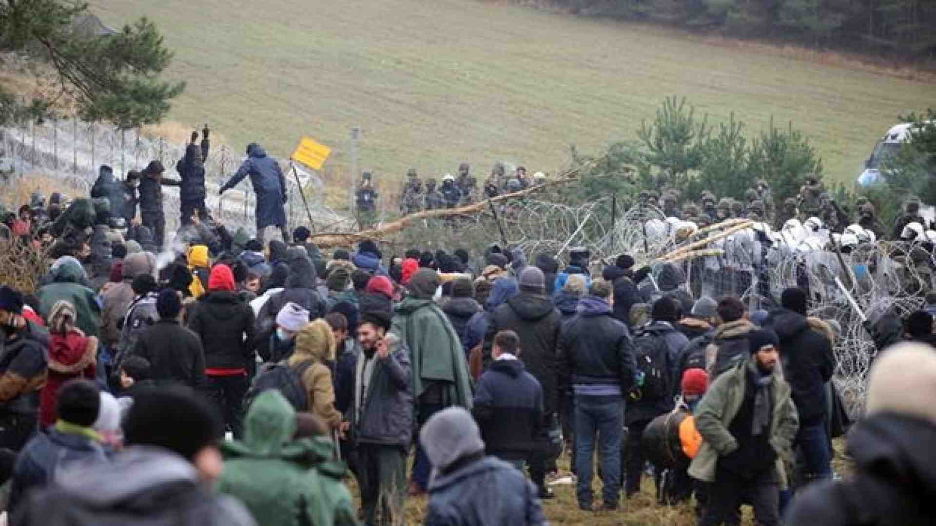 Immagine di I profughi sfondano la barriera: 50 arresti in Polonia. Appello dei vescovi