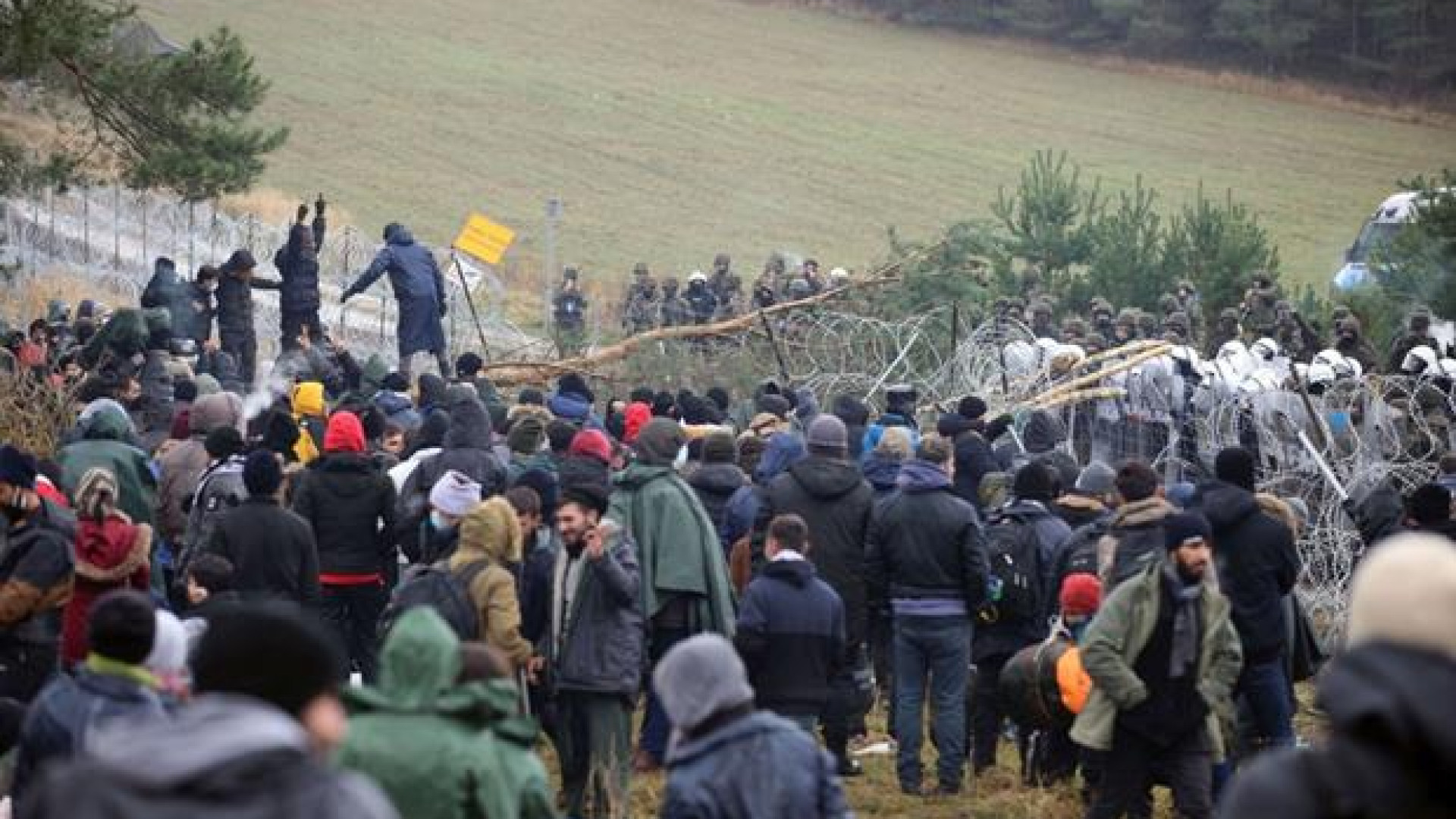 Immagine di I profughi sfondano la barriera: 50 arresti in Polonia. Appello dei vescovi