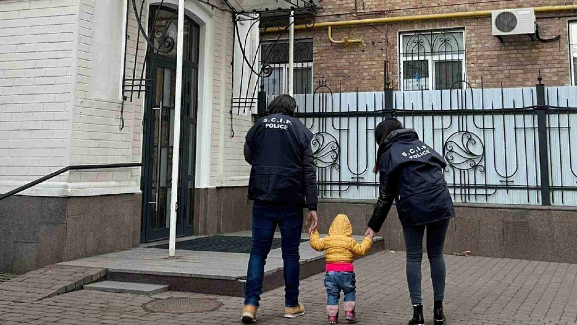 Immagine di Coppia italiana abbandona la bimba nata da utero in affitto in Ucraina