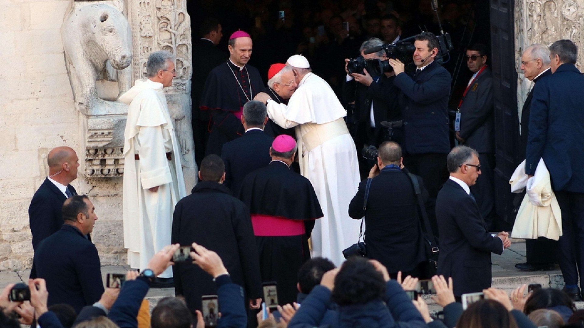 Immagine di Il Papa a Firenze con i vescovi e i sindaci del Mediterraneo per la pace