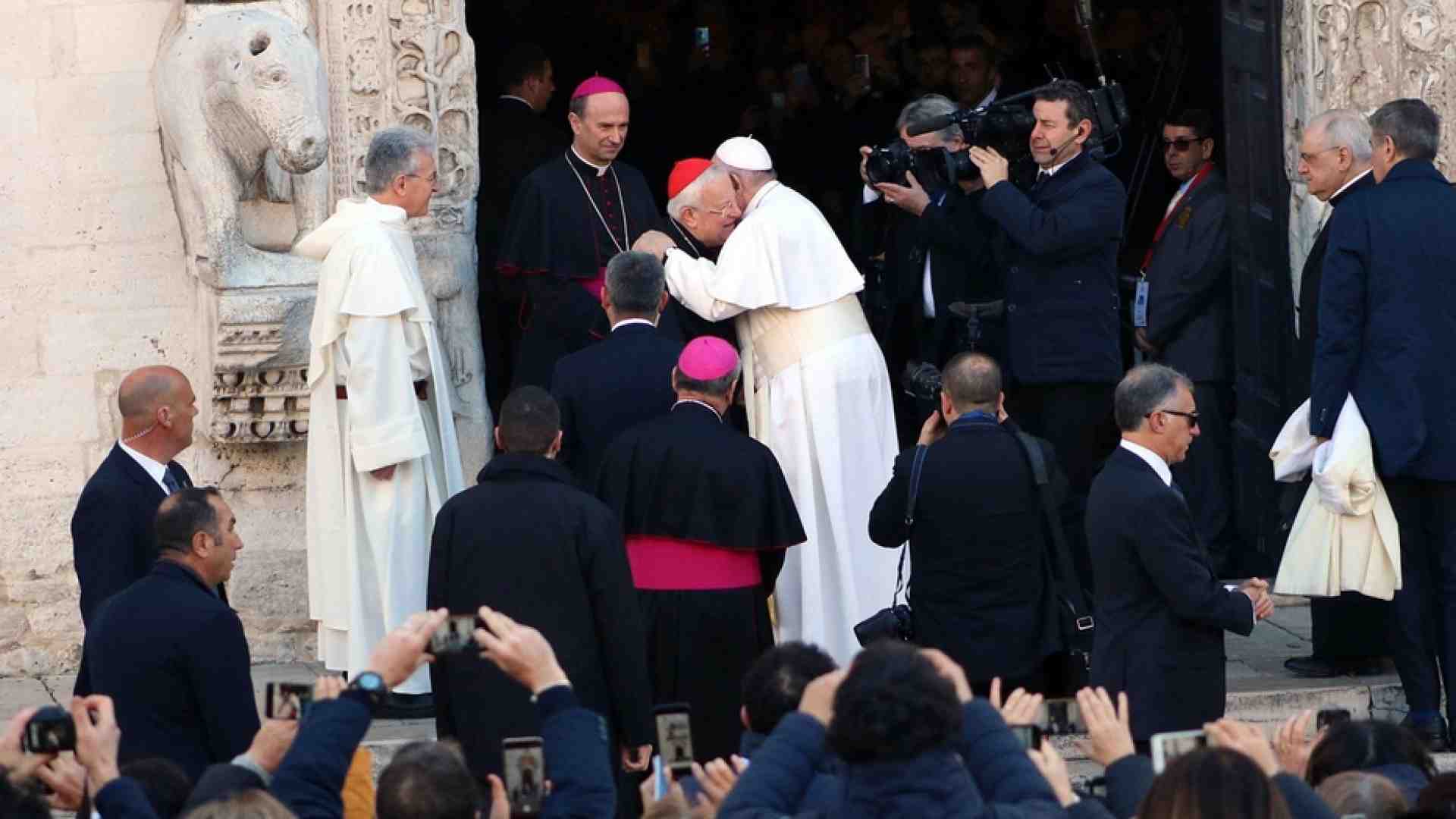 Immagine di Il Papa a Firenze con i vescovi e i sindaci del Mediterraneo per la pace