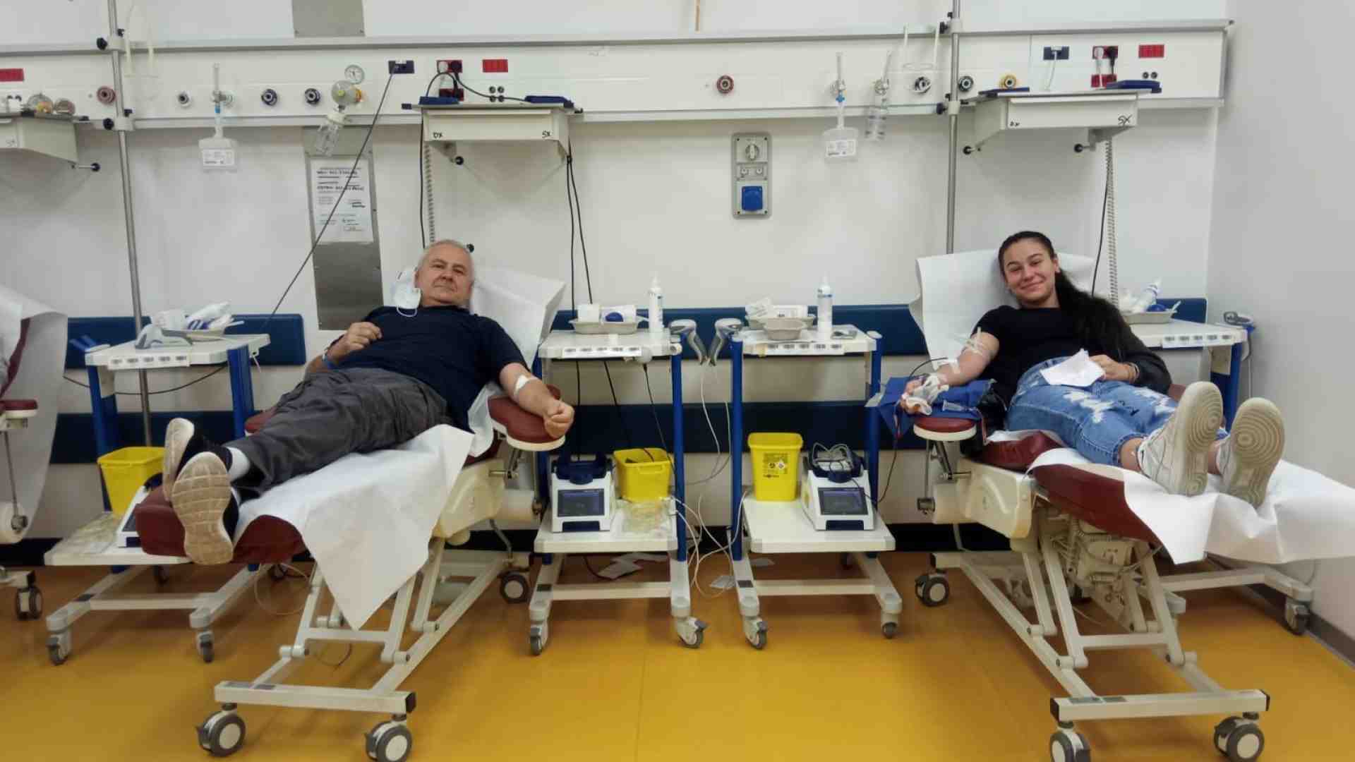 Immagine di Papà e figlia donano il sangue insieme
