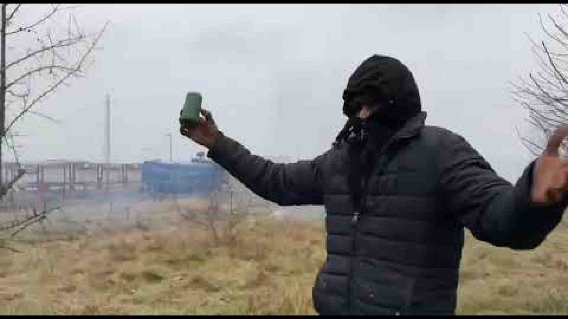 Immagine di Assalto alle barriere polacche, idranti e gas lacrimogeni contro i migranti