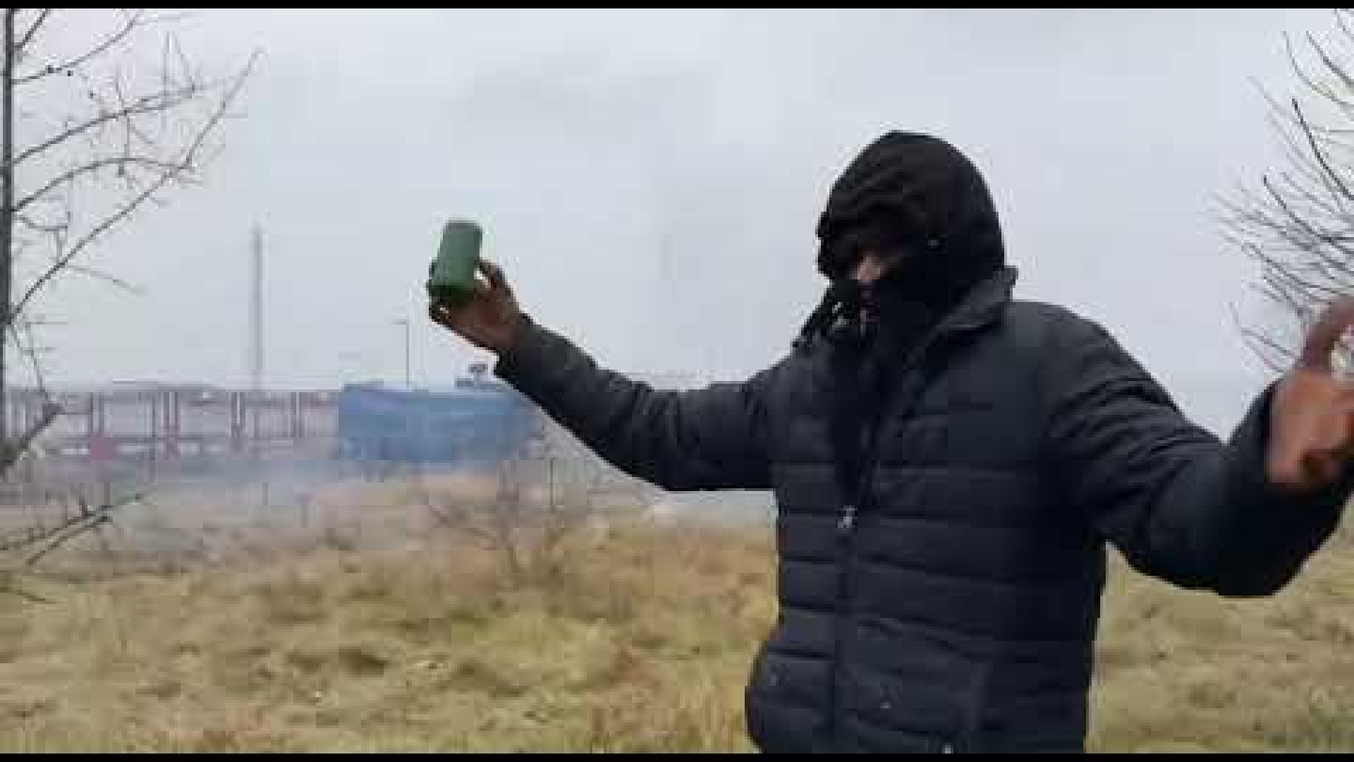 Immagine di Assalto alle barriere polacche, idranti e gas lacrimogeni contro i migranti