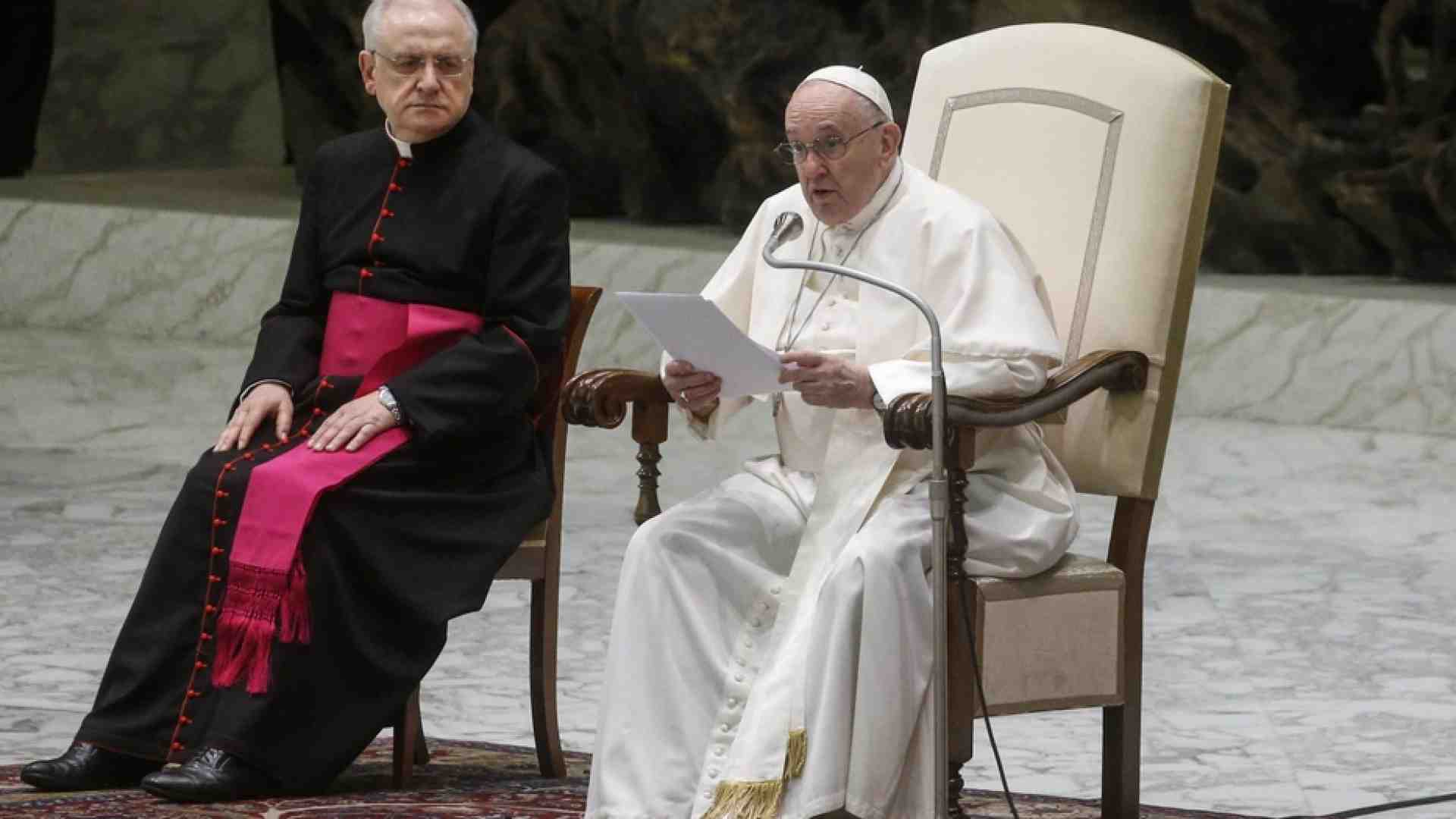 Immagine di Il Papa: la Chiesa torni all'essenziale, Dio privilegia le periferie