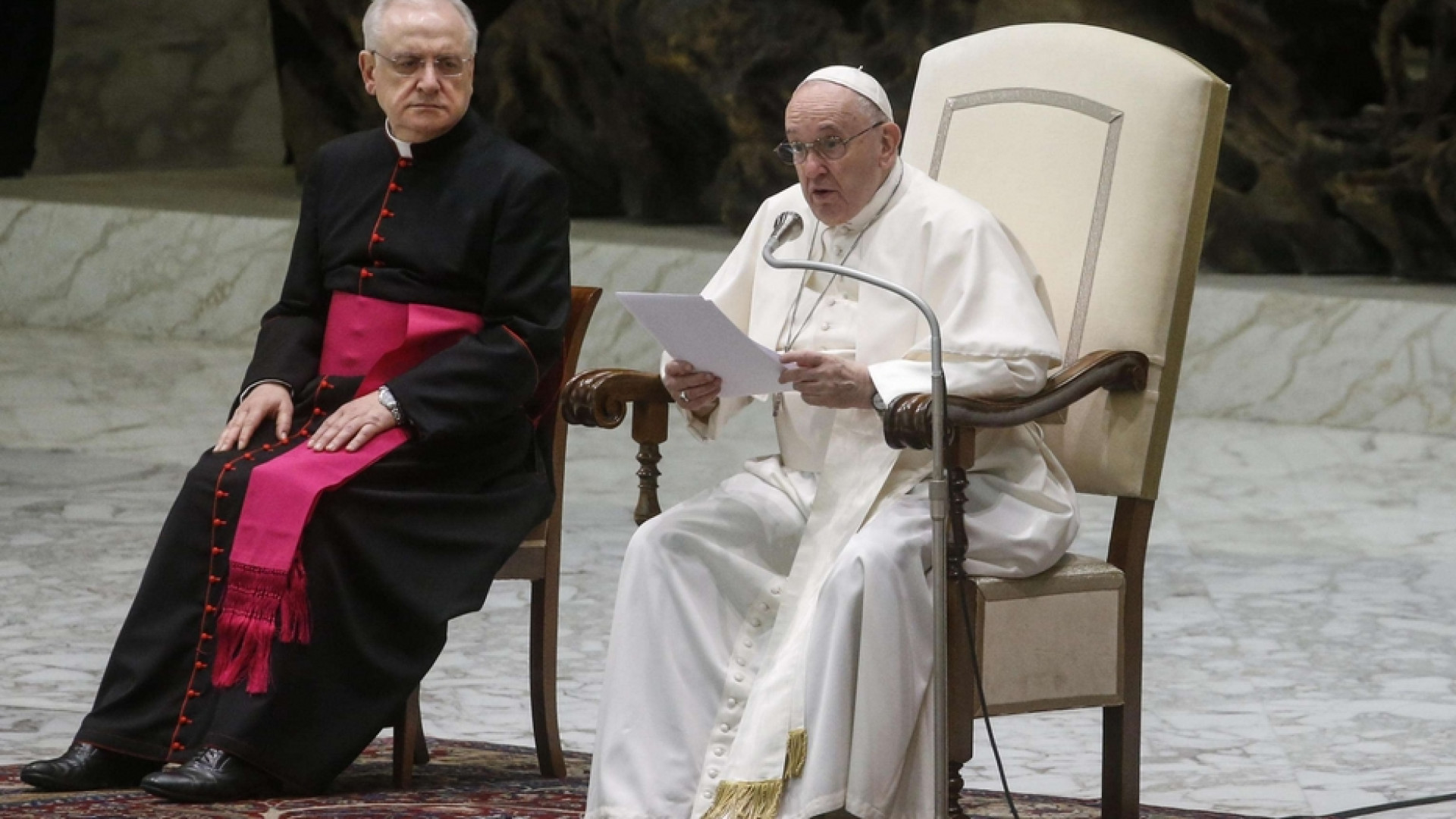 Immagine di Il Papa: la Chiesa torni all'essenziale, Dio privilegia le periferie