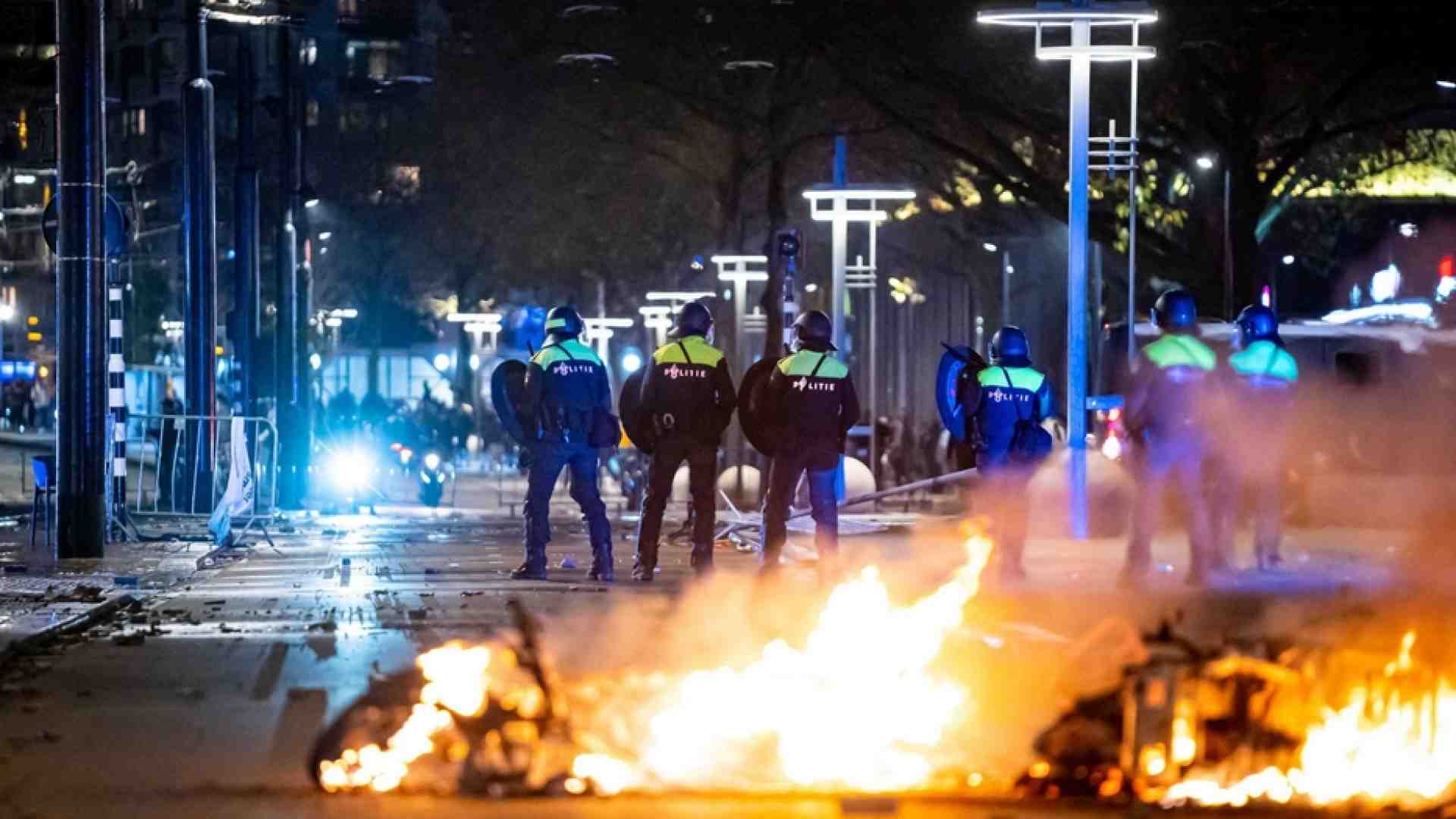 Immagine di A Rotterdam notte di rivolta anti-lockdown: auto in fiamme, la polizia spara