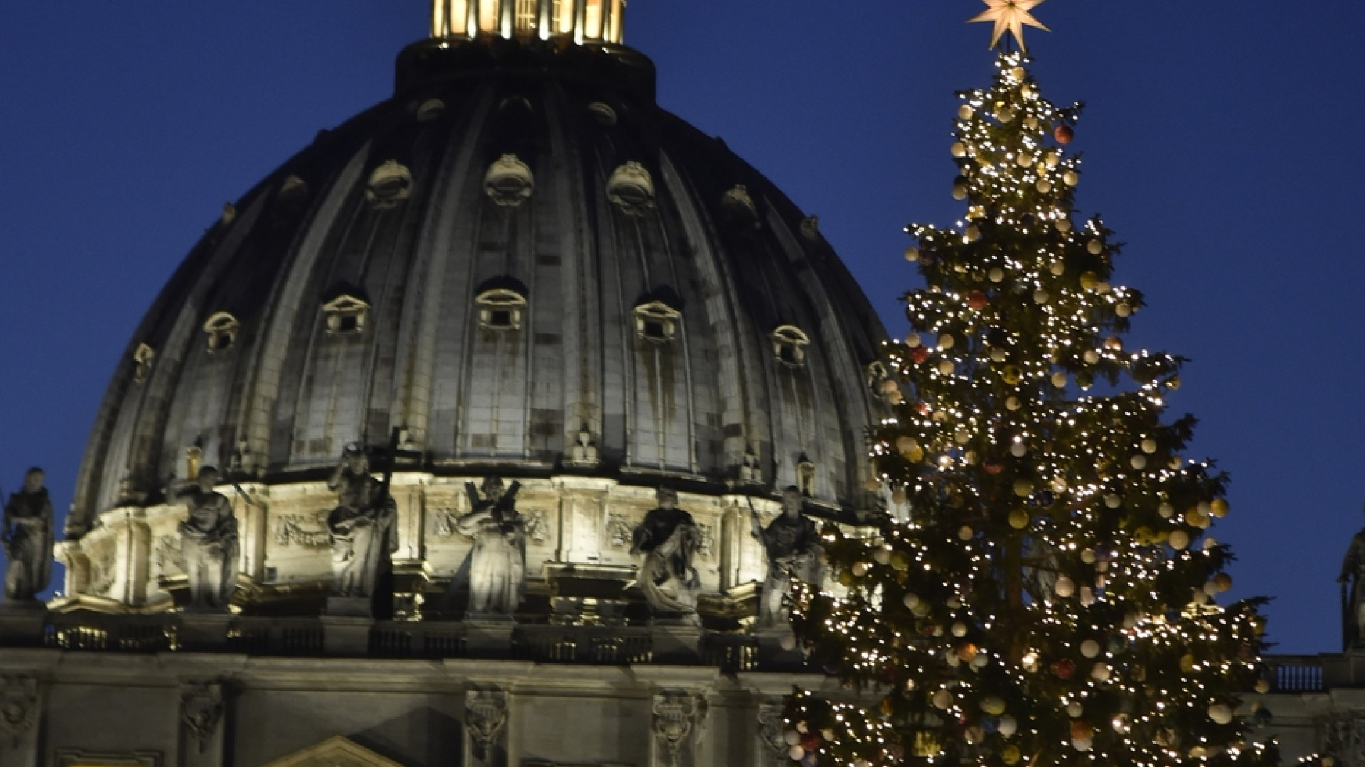 Immagine di Papa Francesco: nella pandemia le luci di Natale ci invitano alla speranza