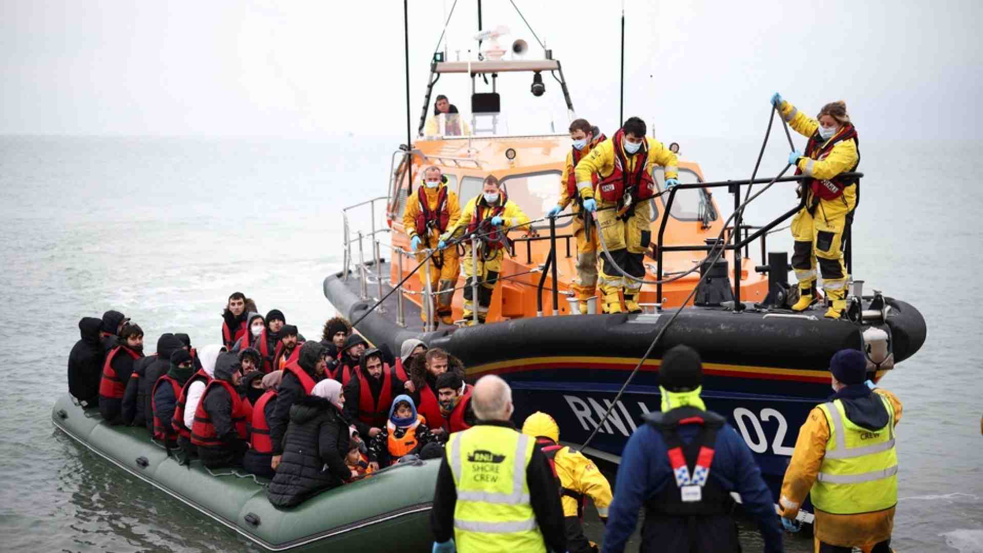 Immagine di Naufragio nella Manica, una donna incinta e tre bambini tra le 27 vittime