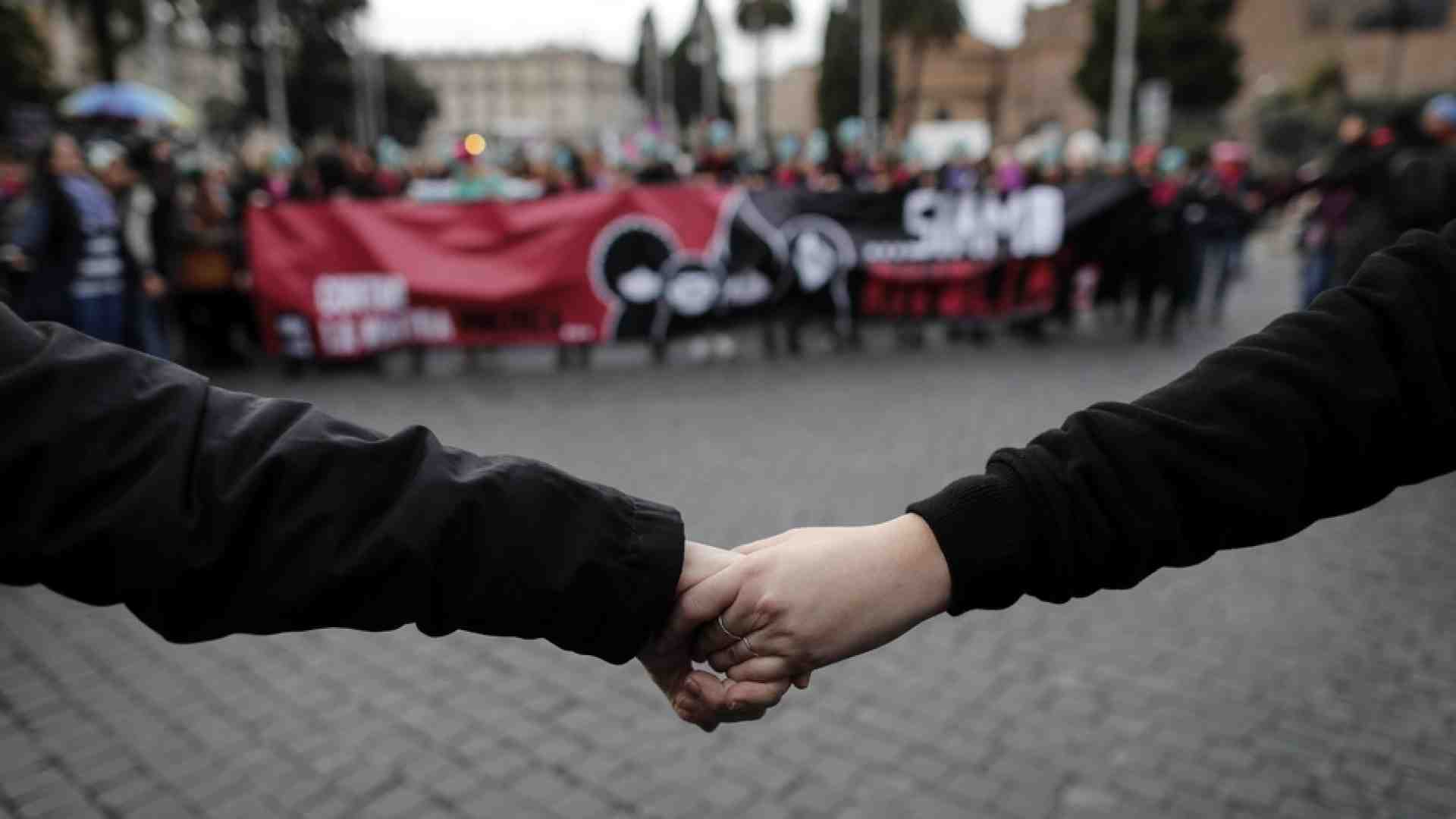 Immagine di Violenza contro le donne, così tutto il paese protegge una mamma con i bambini