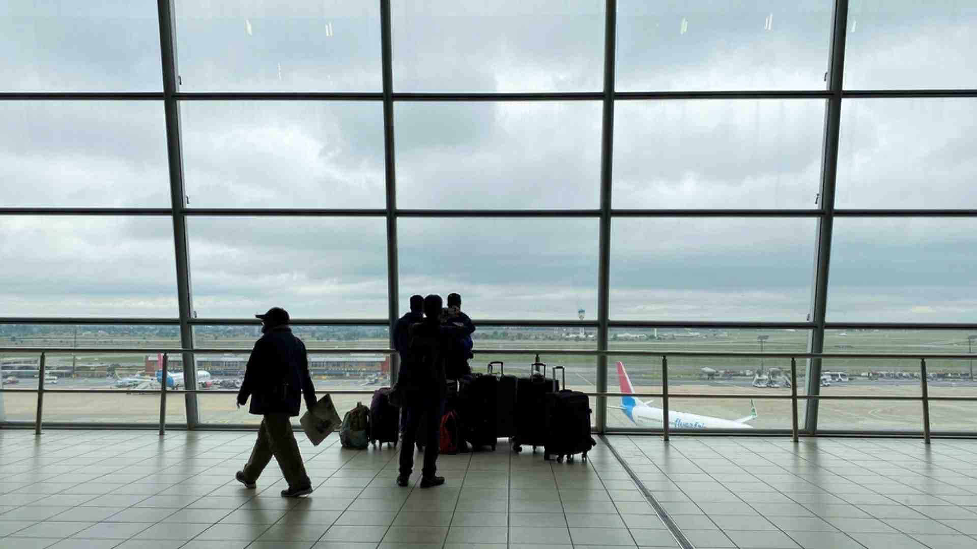 Immagine di Così Omicron è già arrivata in Italia. Ora tutti vogliono chiudere i confini