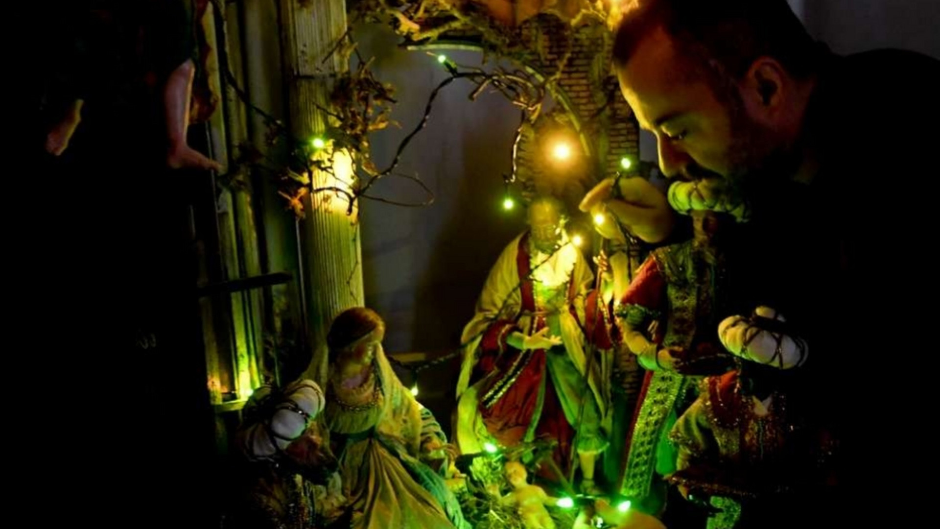 Immagine di Migranti, lanterne verdi di solidarietà nel presepe di San Gregorio Armeno