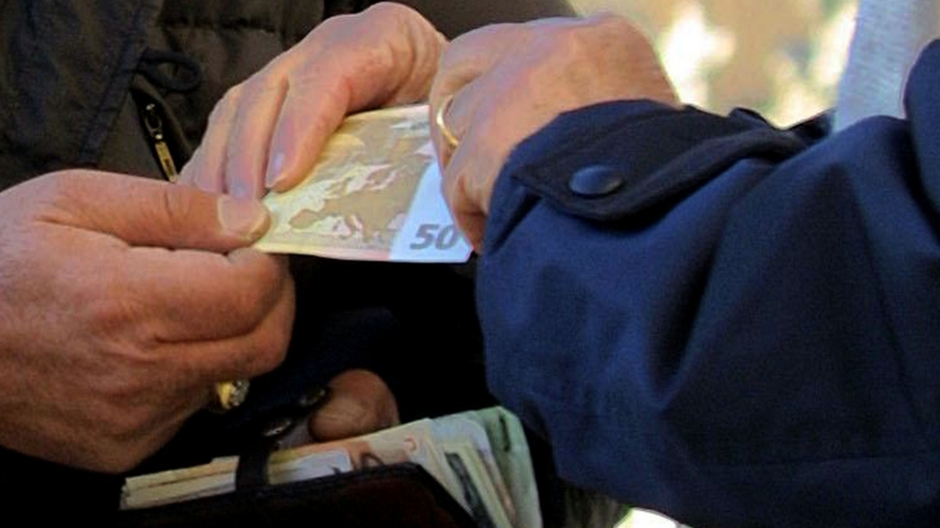 Immagine di Dai poliziotti ai broker, ecco chi affoga nei debiti ed è vittima dell'usura