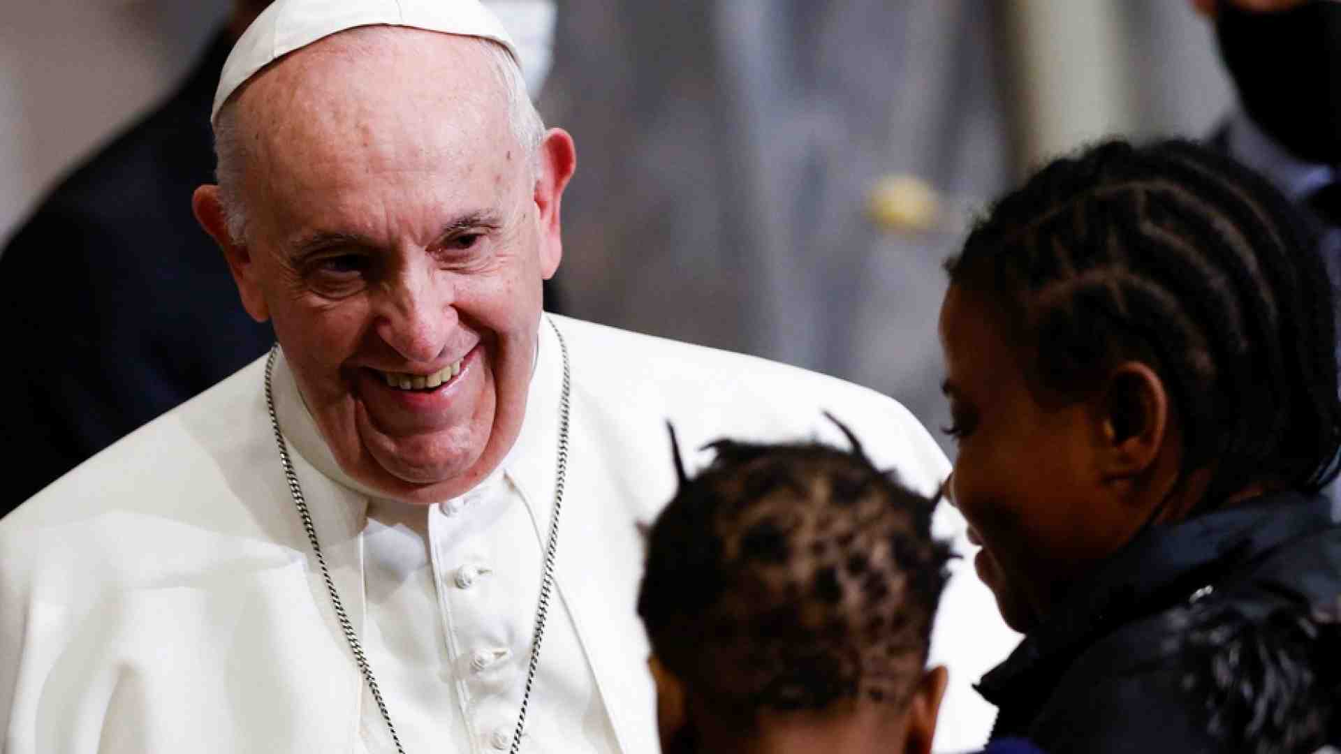 Immagine di Papa Francesco: fili spinati, confinamento e schiavitù, ecco l'Occidente