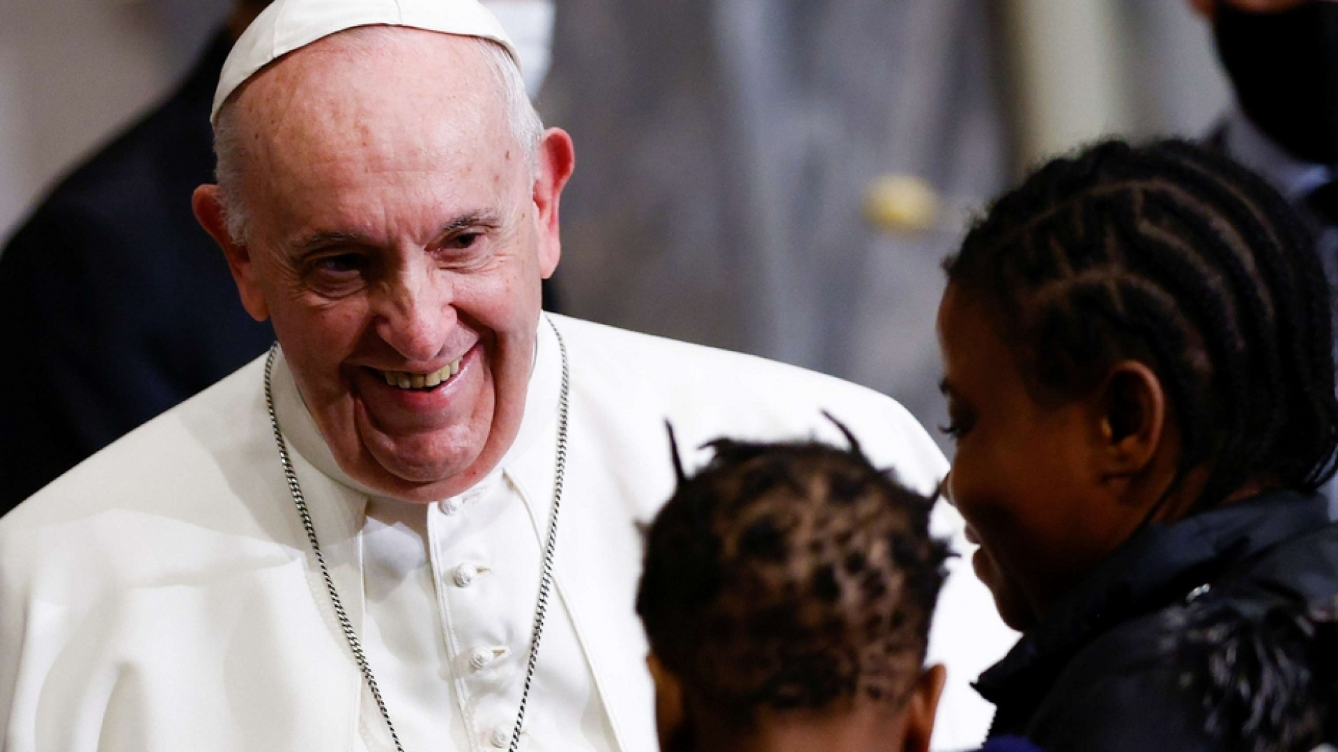 Immagine di Papa Francesco: fili spinati, confinamento e schiavitù, ecco l'Occidente