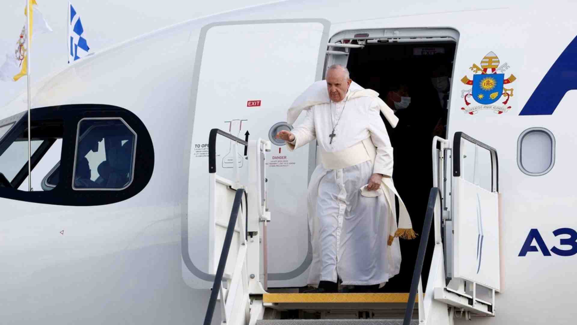 Immagine di Papa Francesco viene accolto ad Atene