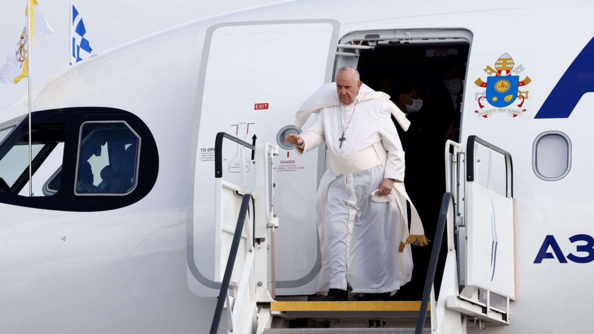Immagine di Papa Francesco viene accolto ad Atene