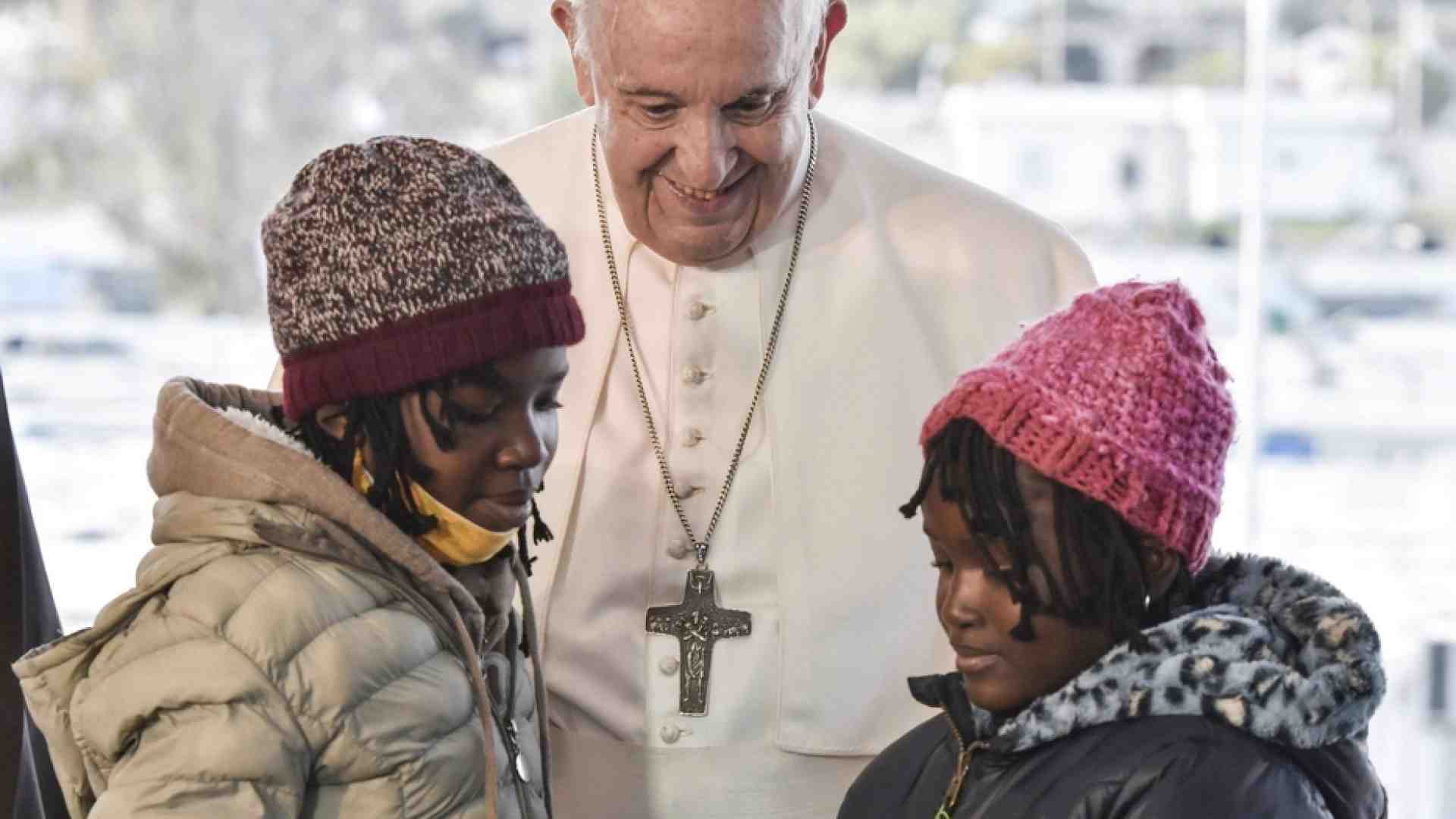 Immagine di Papa Francesco tra i profughi di Lesbo: fermiamo questo naufragio di civiltà