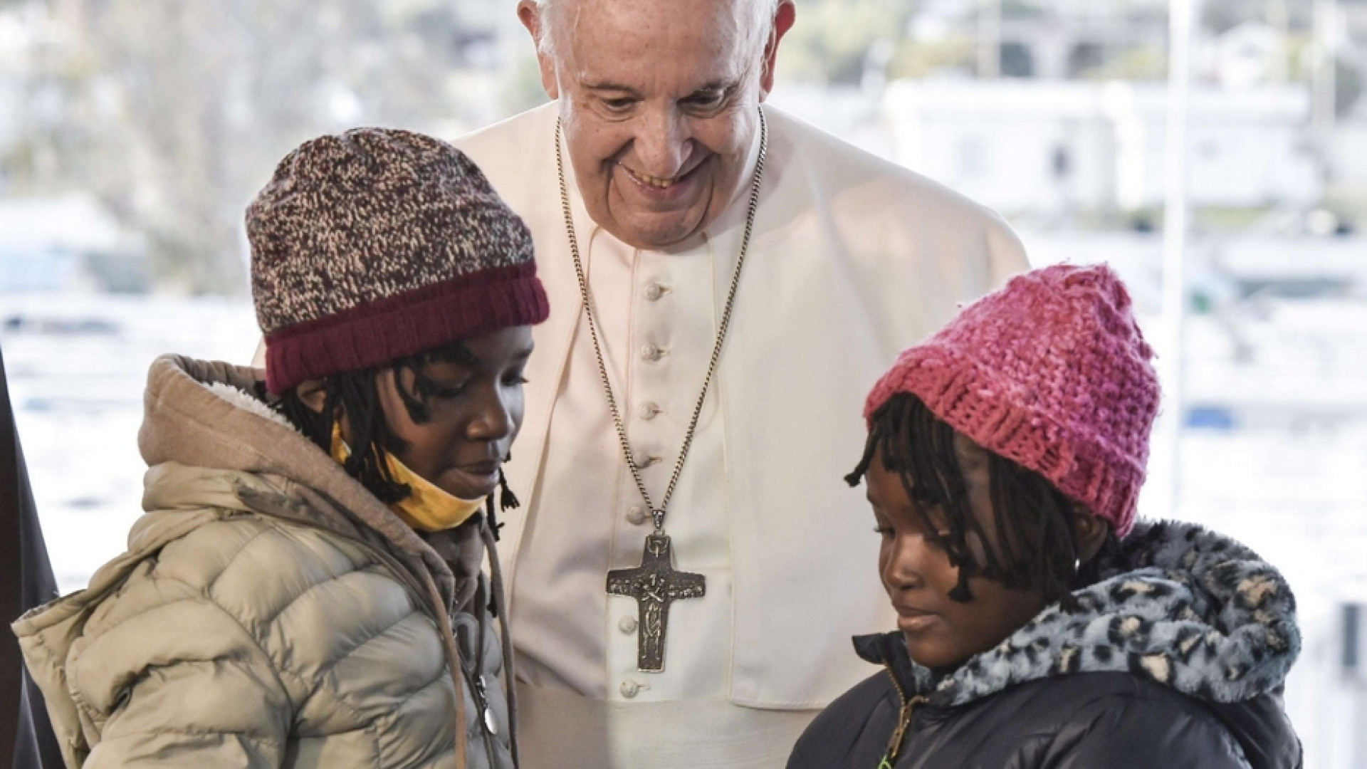 Immagine di Papa Francesco tra i profughi di Lesbo: fermiamo questo naufragio di civiltà