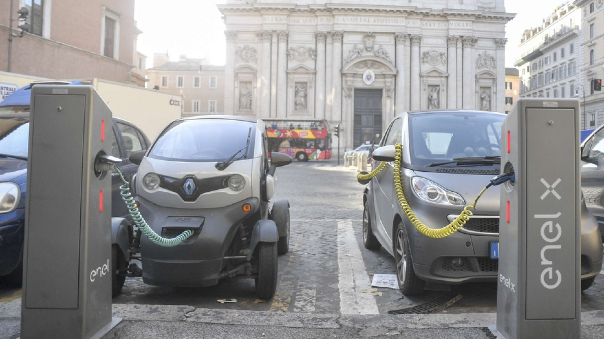Immagine di Più colonnine elettriche che distributori di carburante
