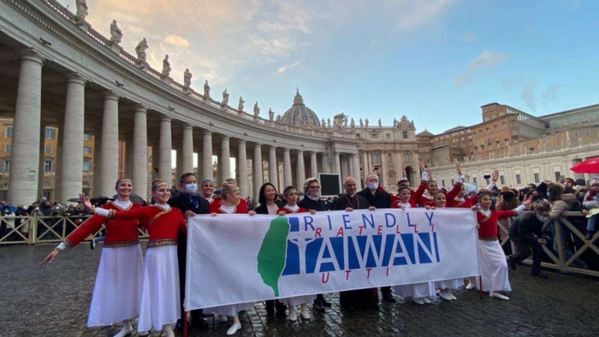Immagine di La mostra dei presepi a San Pietro inaugurata dalle danze di Taiwan