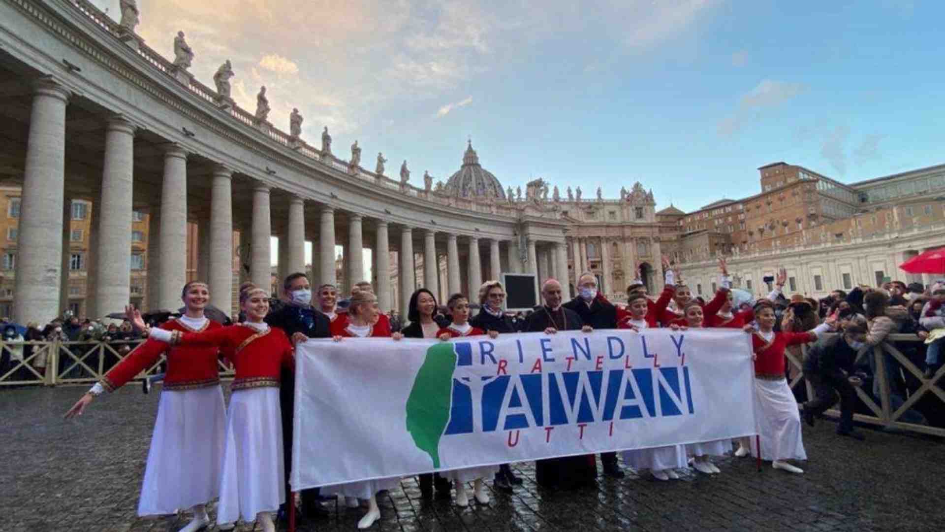 Immagine di La mostra dei presepi a San Pietro inaugurata dalle danze di Taiwan