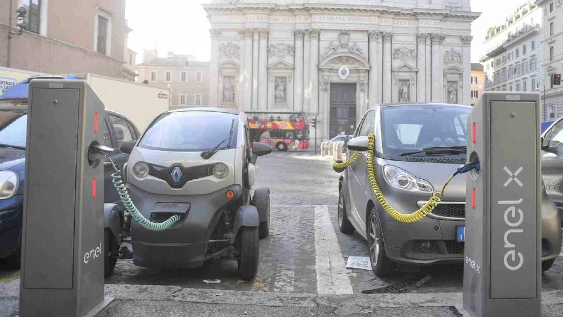 Immagine di Più colonnine elettriche che distributori di carburante