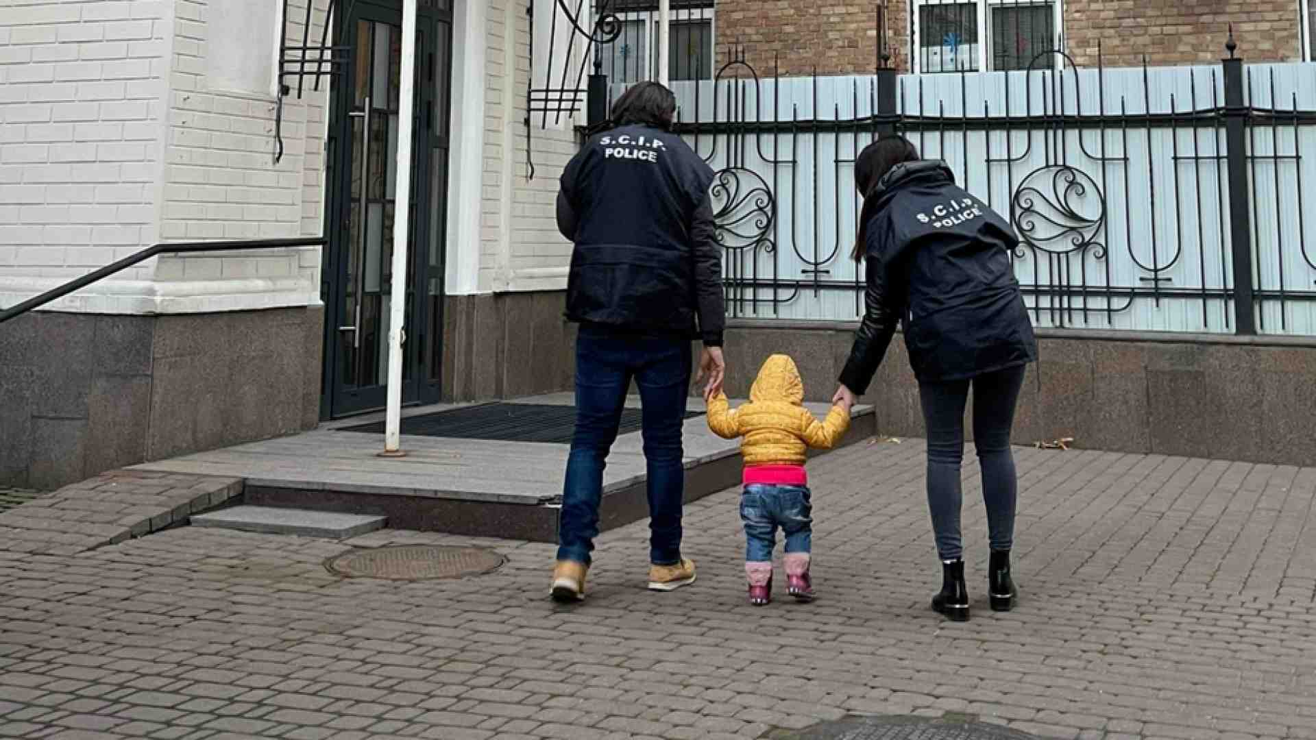 Immagine di Bimba lasciata in Ucraina, la coppia committente la affida al Tribunale