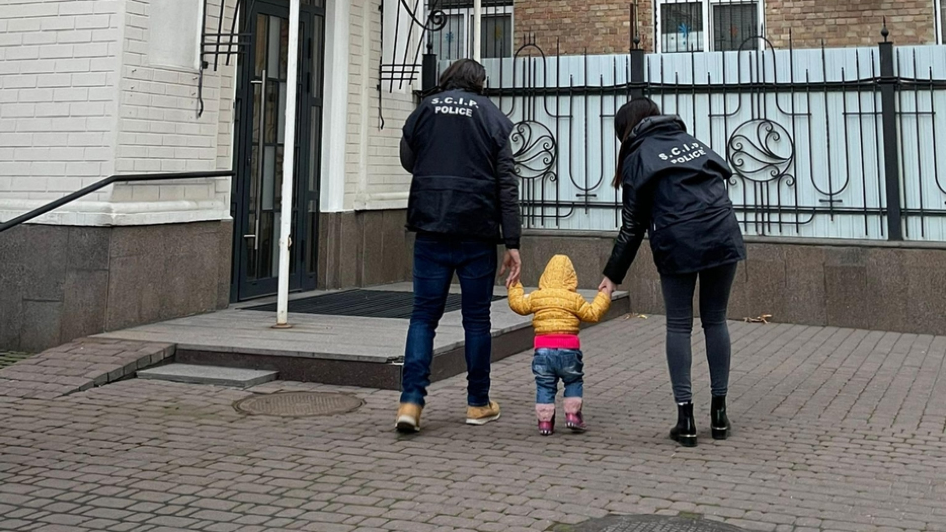 Immagine di Bimba lasciata in Ucraina, la coppia committente la affida al Tribunale