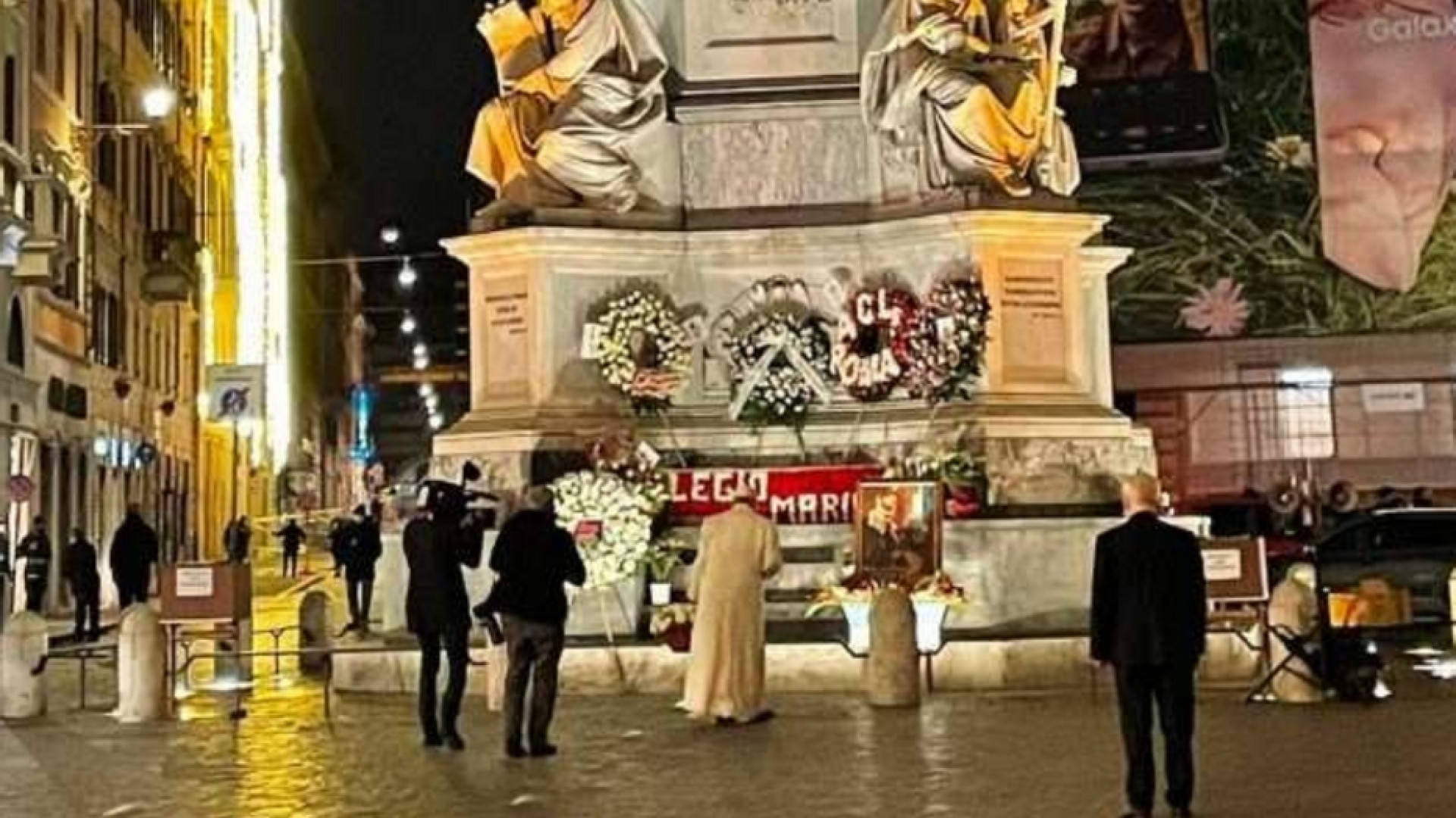 Immagine di All'alba l'omaggio di papa Francesco a Maria a Piazza di Spagna