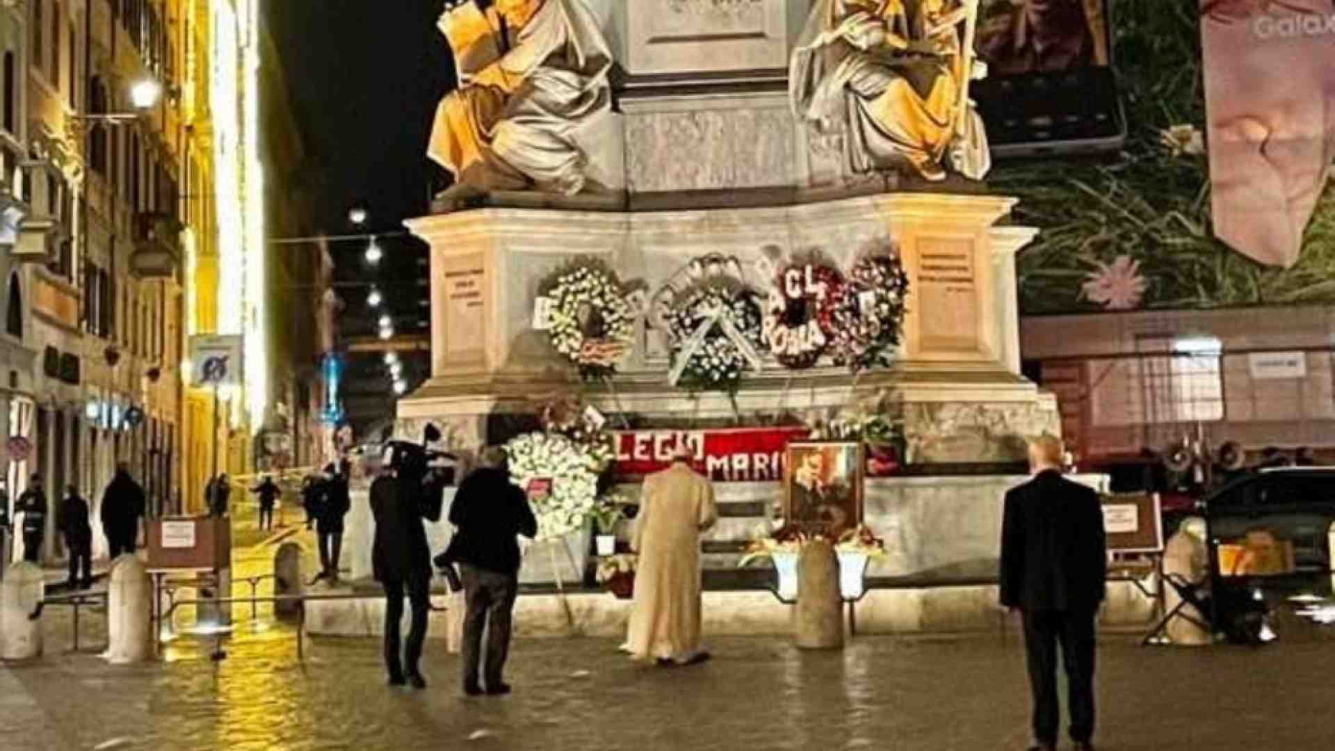 Immagine di All'alba l'omaggio di papa Francesco a Maria a Piazza di Spagna