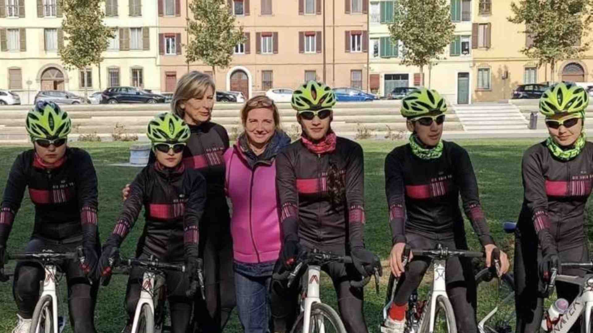 Immagine di L'ex campionessa che aiuta (in bicicletta) le ragazze in fuga
