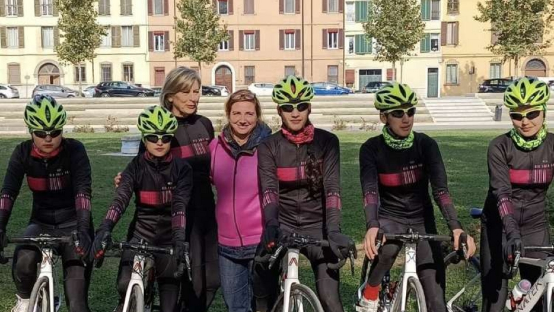 Immagine di L'ex campionessa che aiuta (in bicicletta) le ragazze in fuga