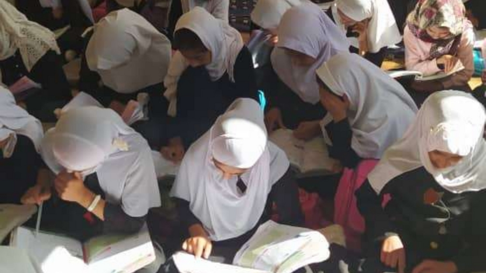 Immagine di La scuola negata alle ragazze e le «promesse da taleban»