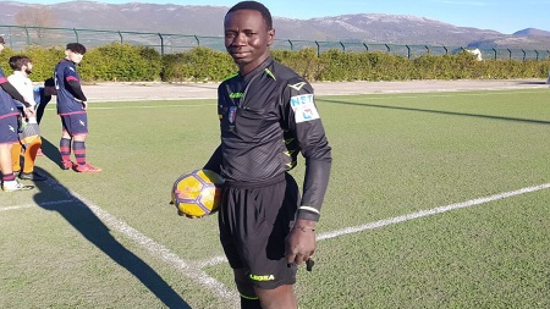 Immagine di Mustapha, dal barcone al fischietto: è il primo migrante diventato arbitro