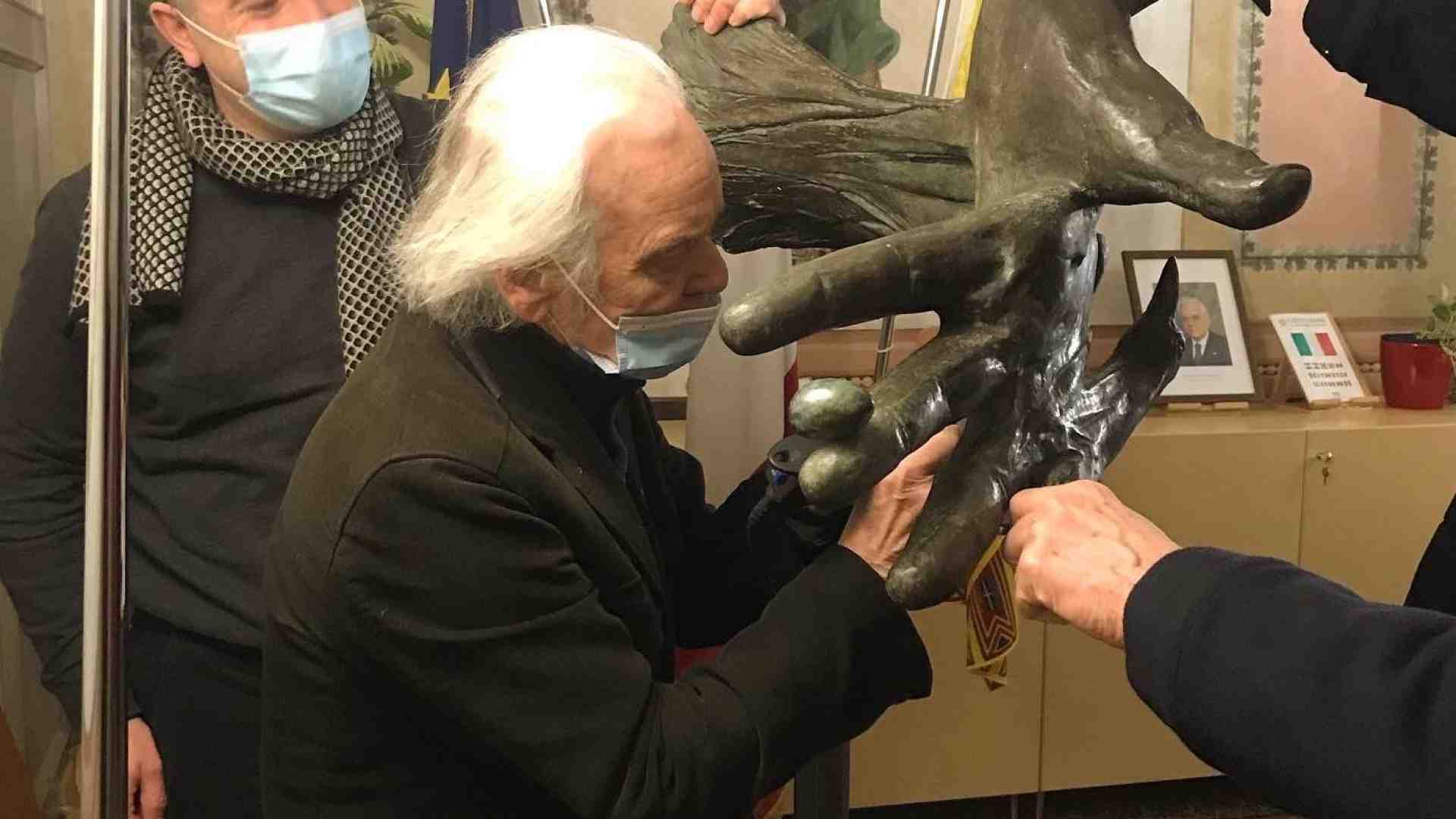 Immagine di Novello Finotti dona due sue opere a Sommacampagna