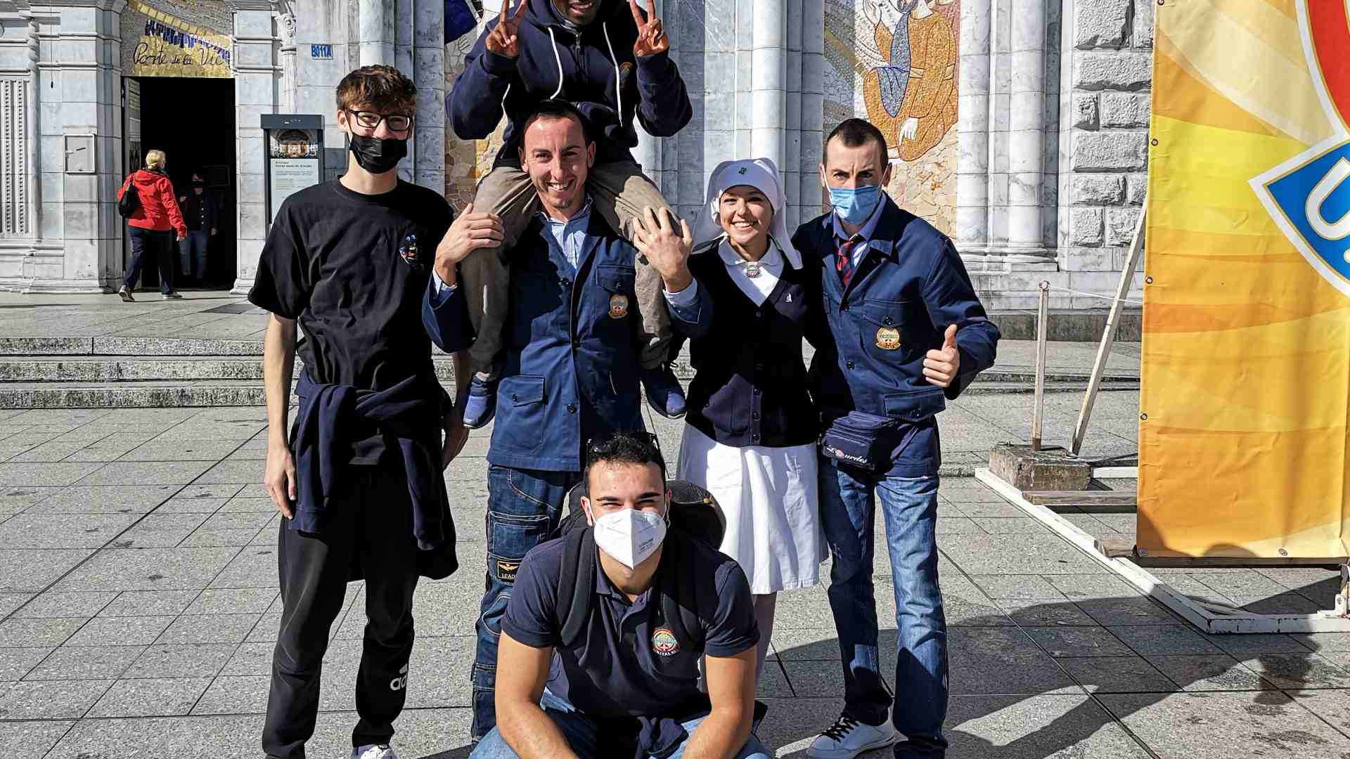 Immagine di Giovani a scuola dagli ammalati