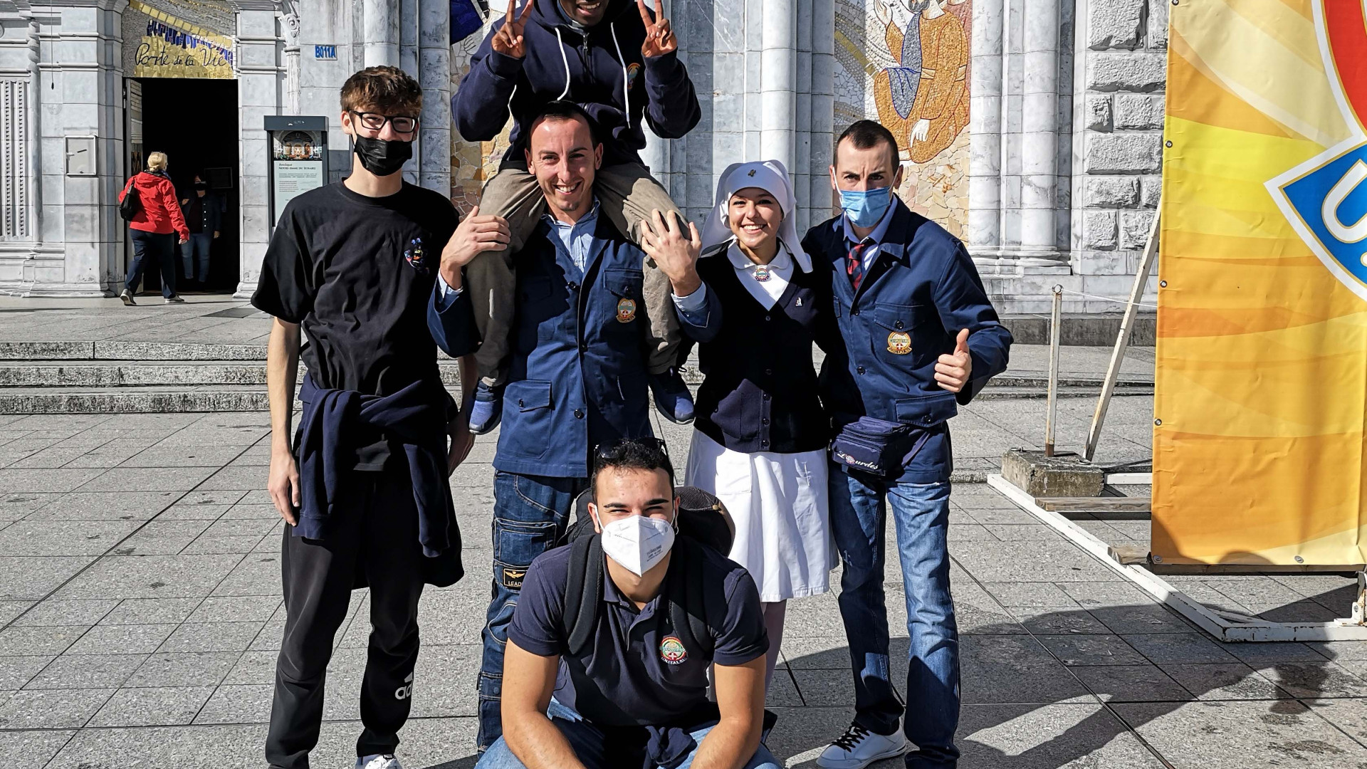 Immagine di Giovani a scuola dagli ammalati