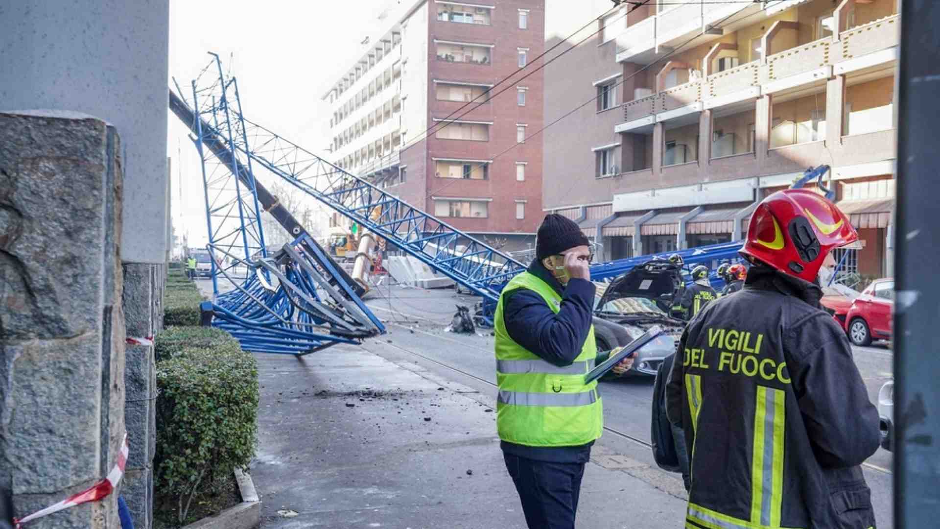 Immagine di Crolla gru su palazzo, tre operai morti a Torino