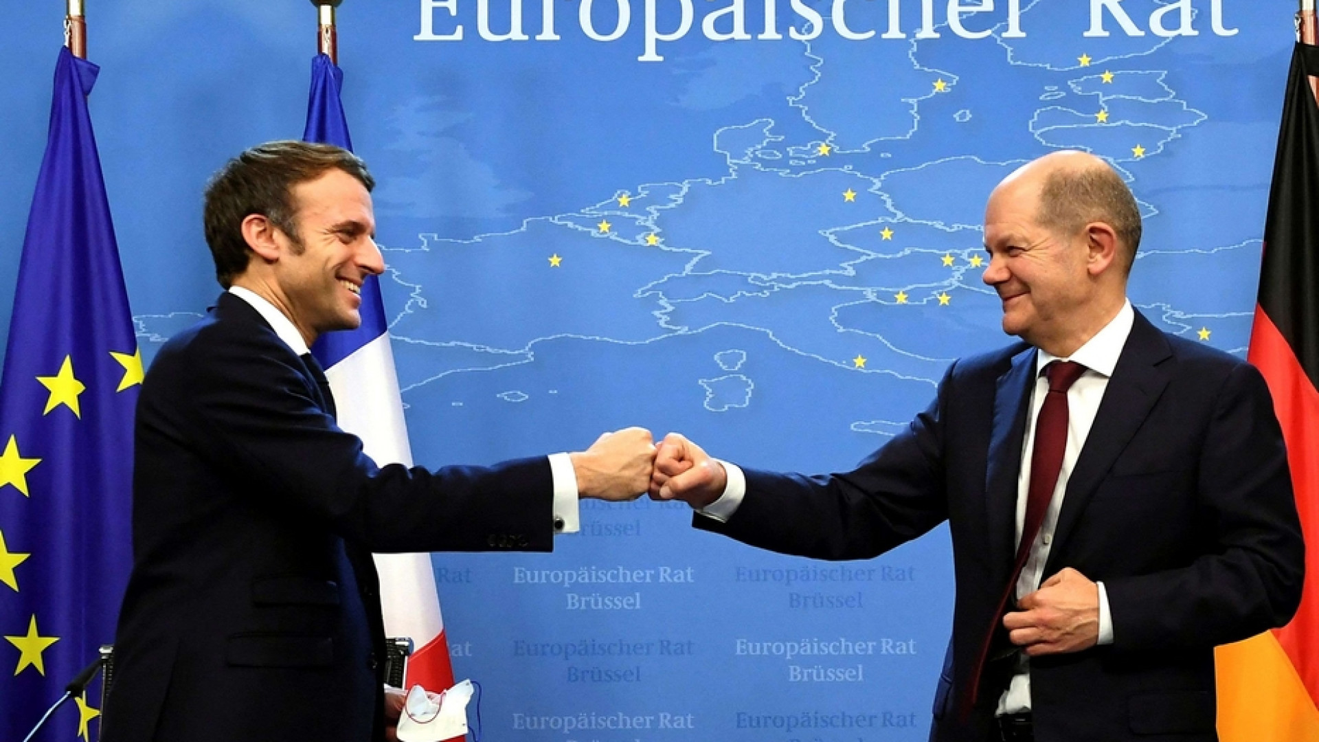 Immagine di «No ai tamponi per chi viaggia in Ue», Macron e Scholz contro la linea Draghi