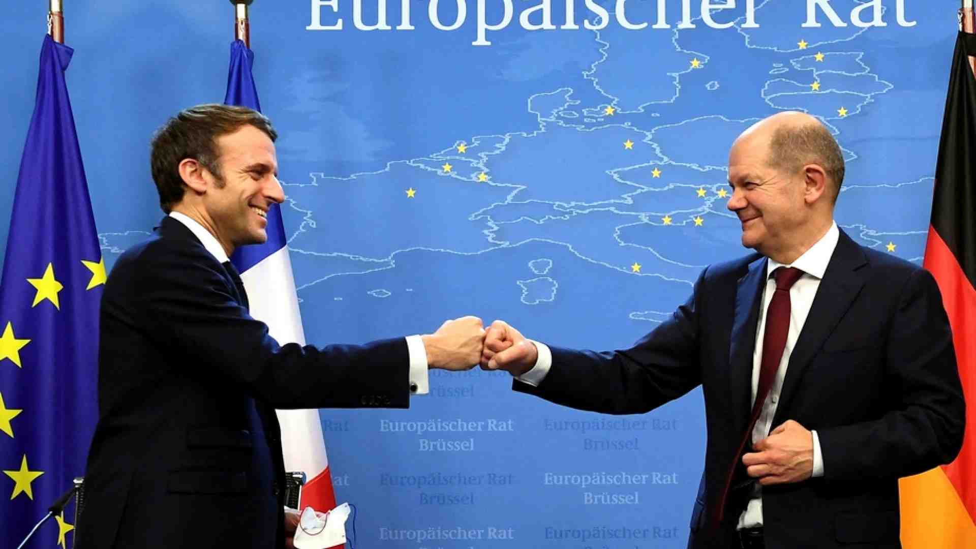 Immagine di «No ai tamponi per chi viaggia in Ue», Macron e Scholz contro la linea Draghi