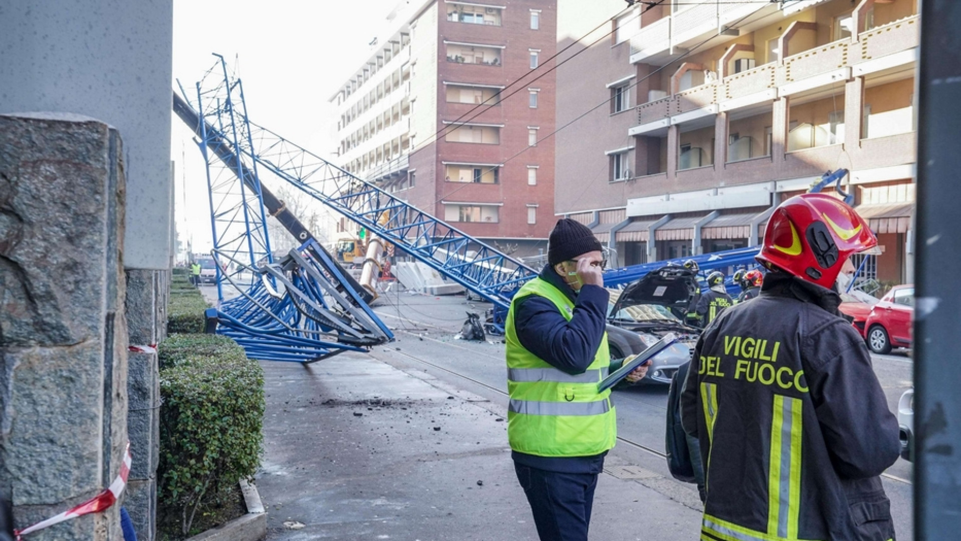 Immagine di Crolla gru su palazzo, tre operai morti a Torino