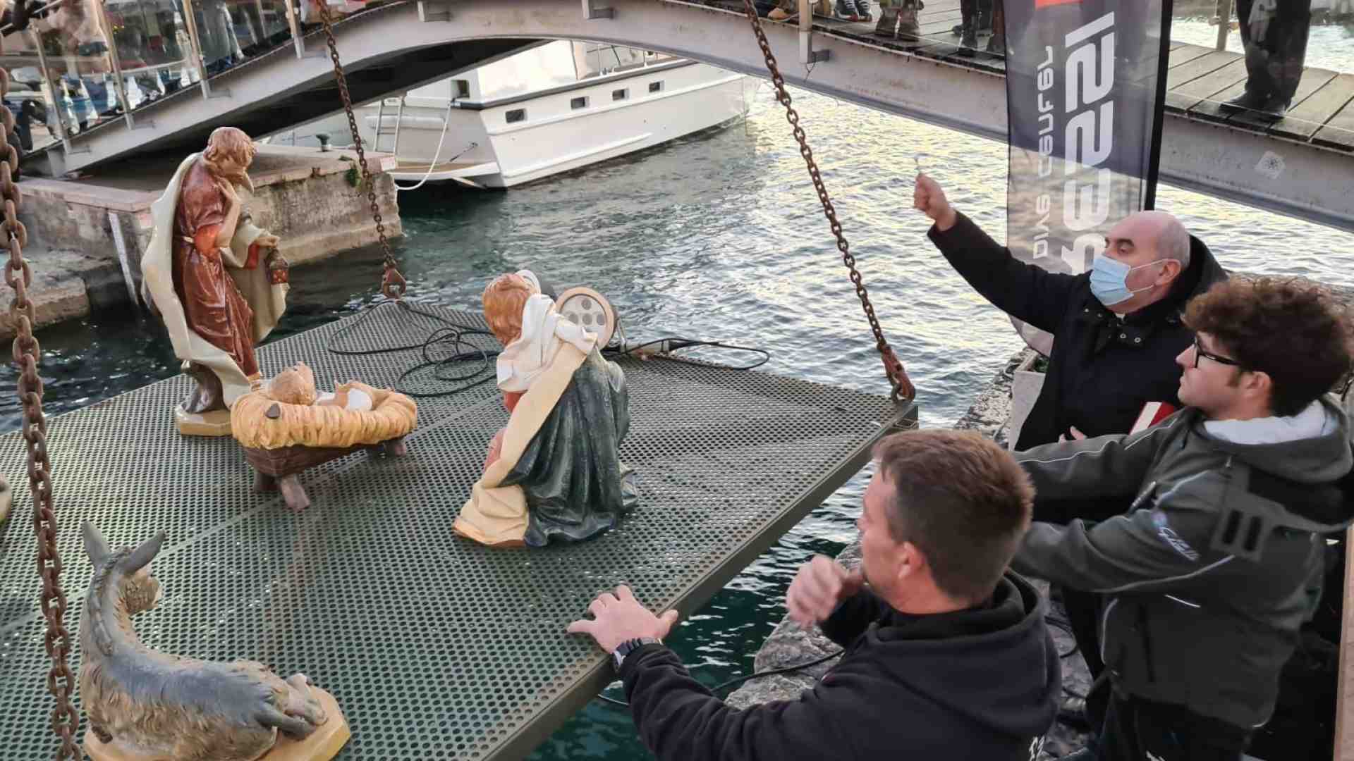 Immagine di A Bardolino la natività illuminata nelle acque del Garda