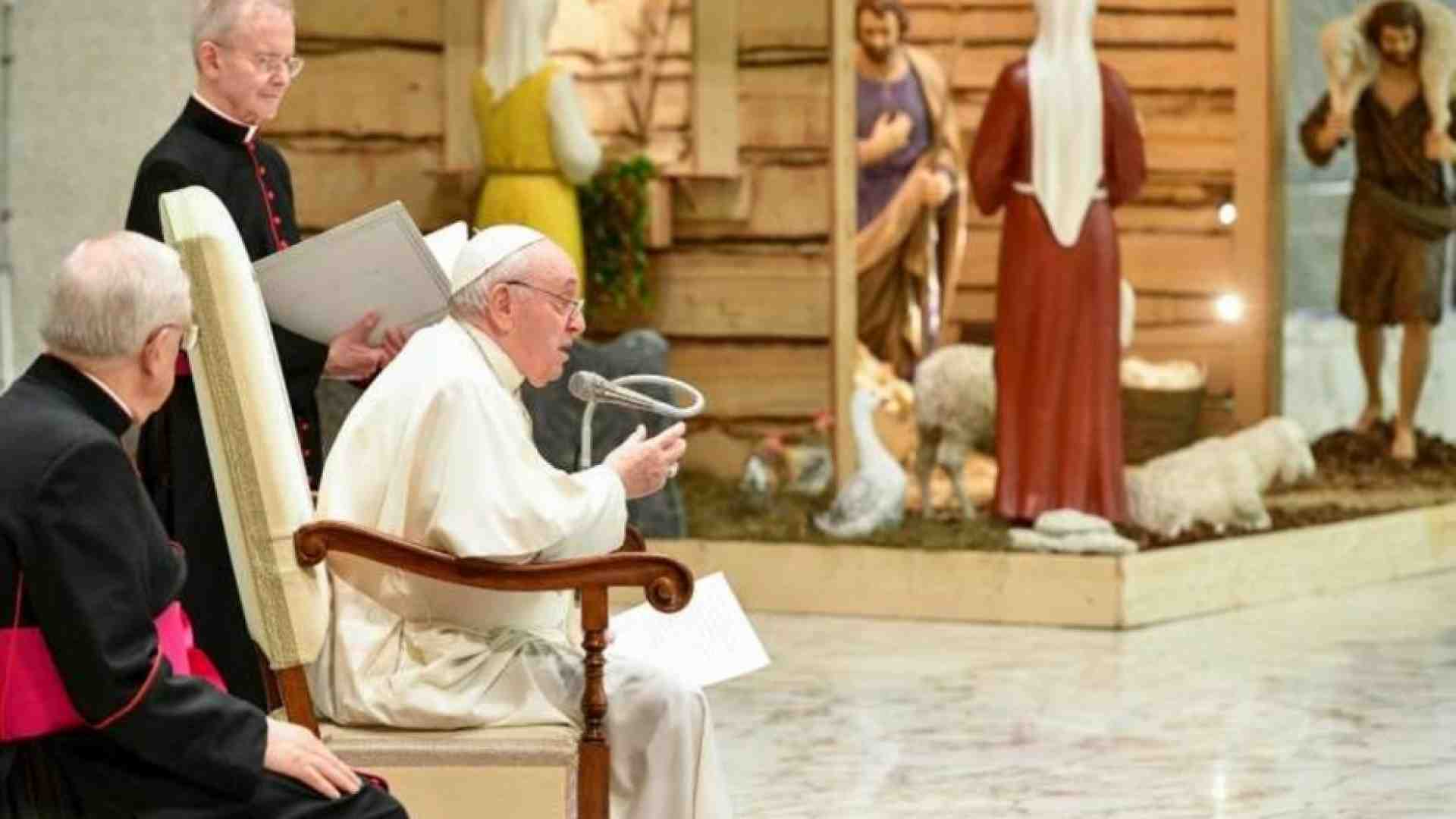 Immagine di Il Papa: l'umiltà conduce a Dio. «Ai migranti aprire la porta del cuore»