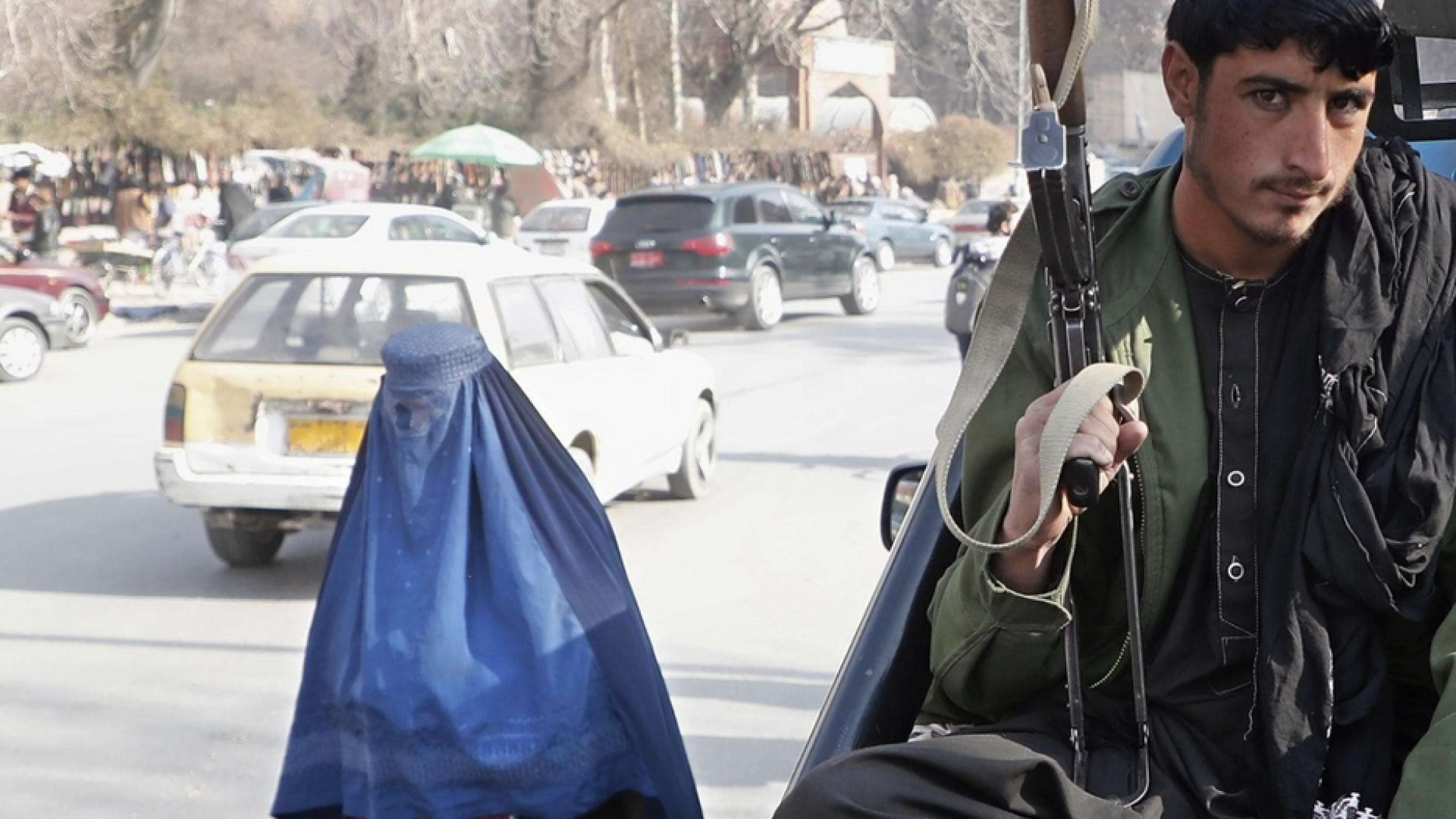 Immagine di I taleban vietano alle donne di viaggiare da sole. E nei taxi solo velate