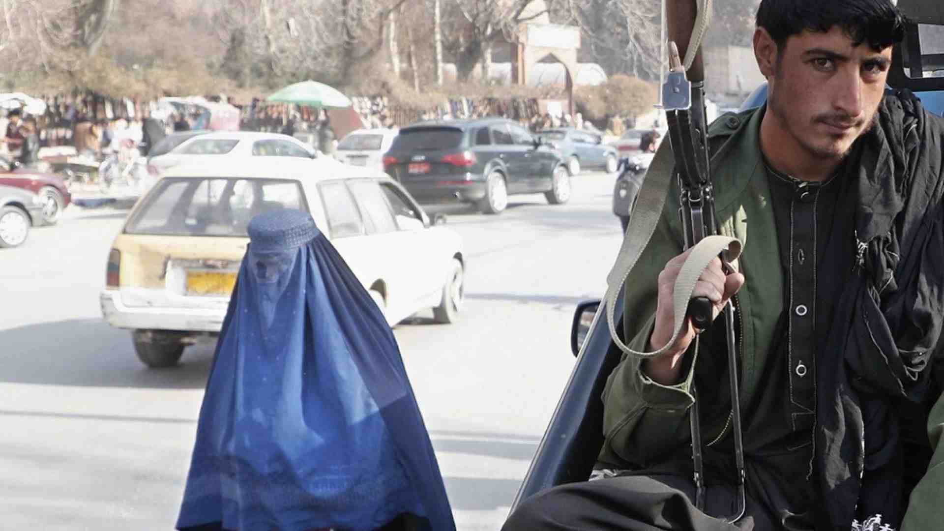 Immagine di I taleban vietano alle donne di viaggiare da sole. E nei taxi solo velate